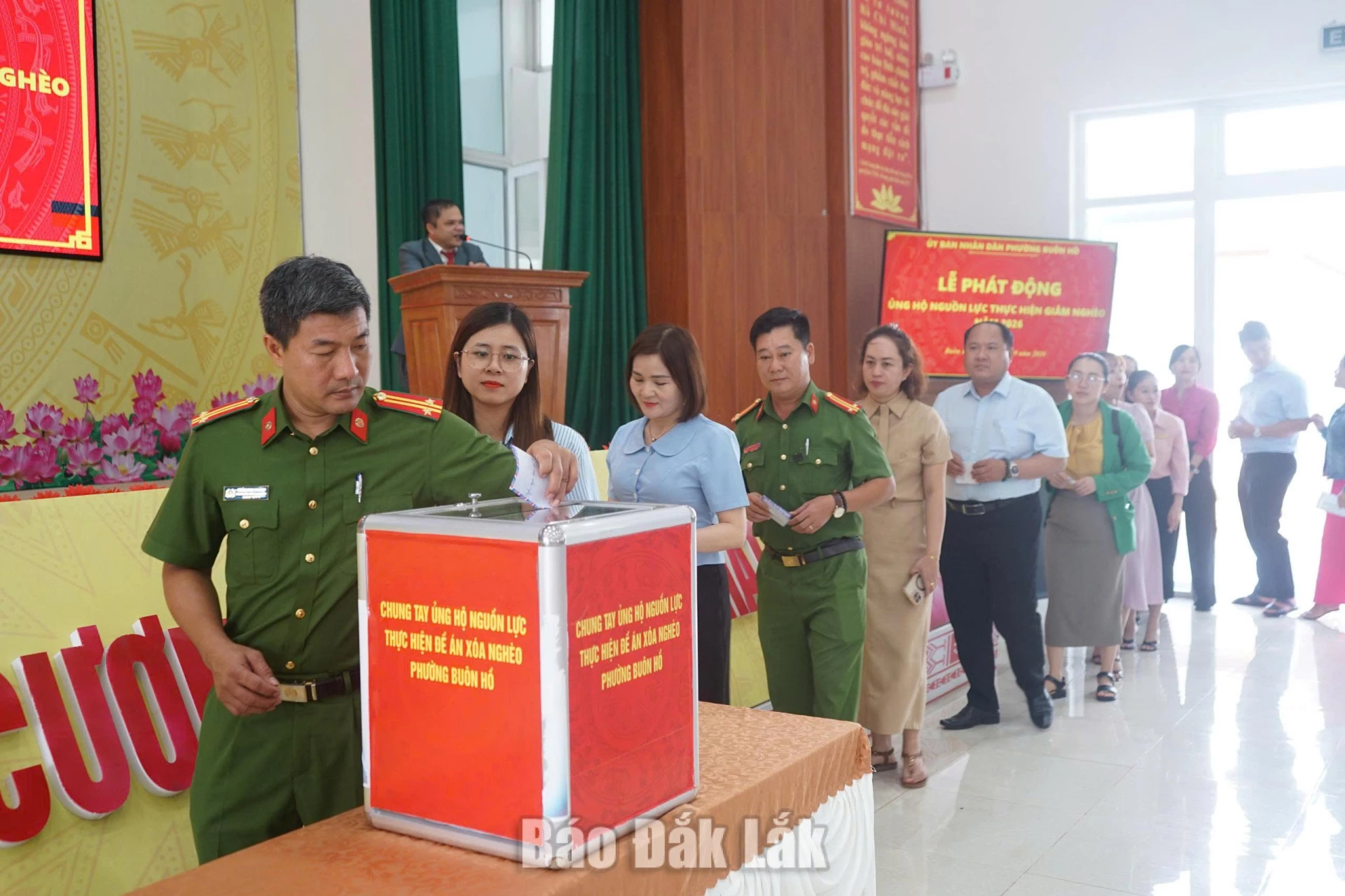 Cán bộ, chiến sĩ công an cùng cán bộ phường Buôn Hồ ủng hộ kinh phí giảm nghèo ở địa phương. Ảnh: Phạm Hoàng Hồng