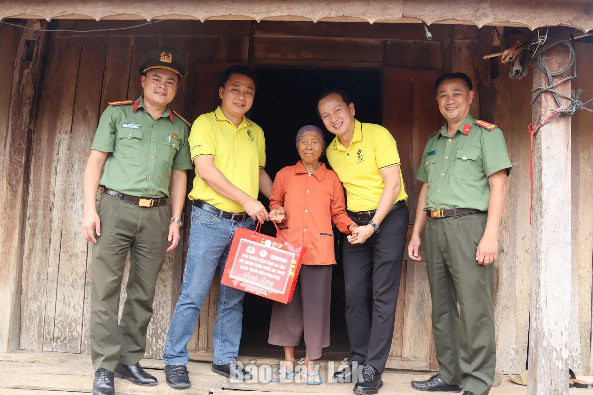 Đại diện Hiệp hội Doanh nhân Đắk Lắk trao quà tặng gia đình bà Ksor Hờ Blốch, người có công với cách mạng tại xã Ea Ly. Ảnh: Phạm Hoàng Hồng