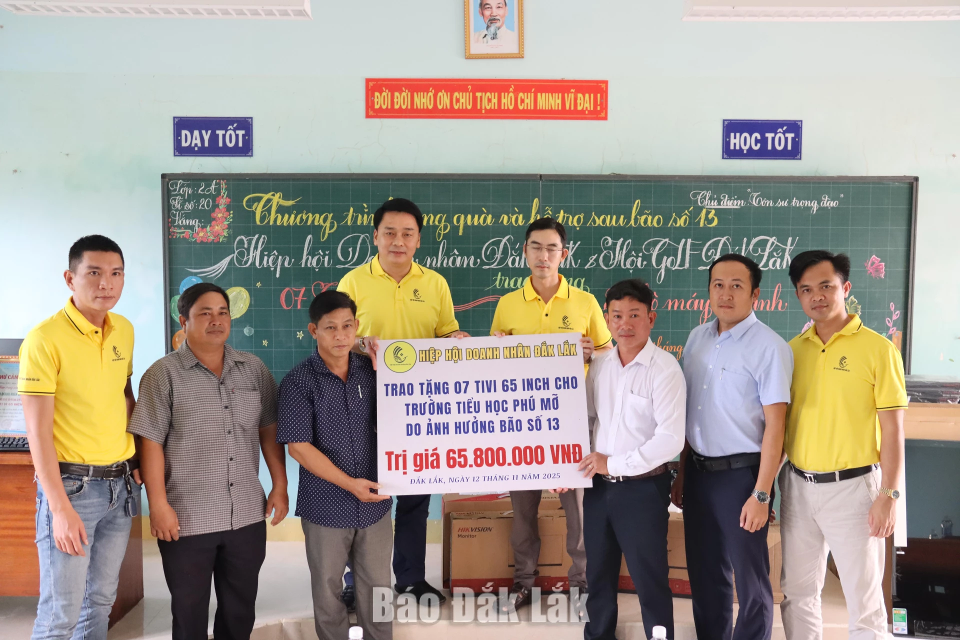 Hiệp hội Doanh nhân Đắk Lắk trao thiết bị học tập tặng Trường Tiểu học Phú Mỡ (xã Phú Mỡ). Ảnh: Phạm Hoàng Hồng