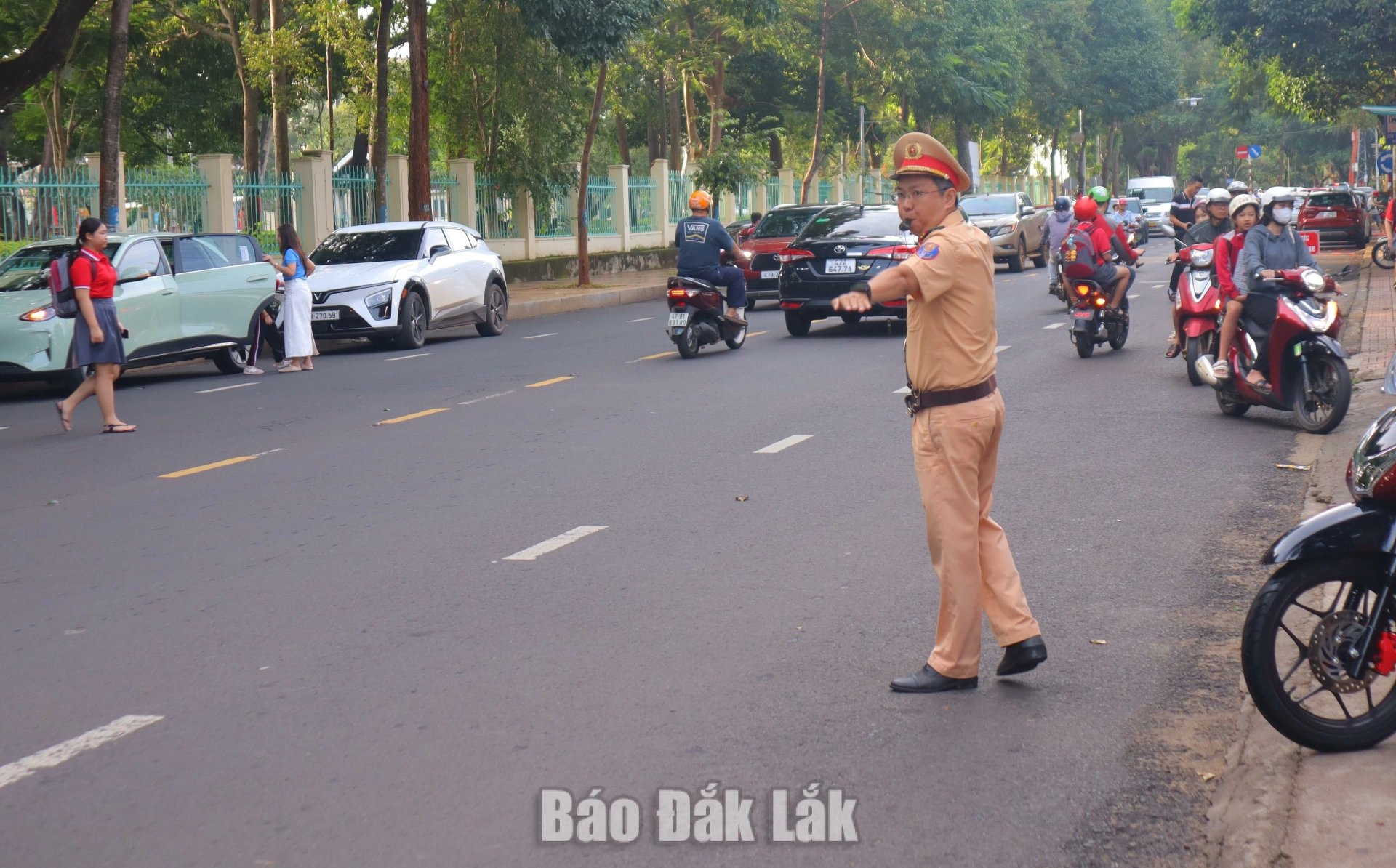 Cán bộ Phòng Cảnh sát giao thông Công an tỉnh điều tiết, hướng dẫn giao thông trên đường Lê Hồng Phong, phường Buôn Ma Thuột.