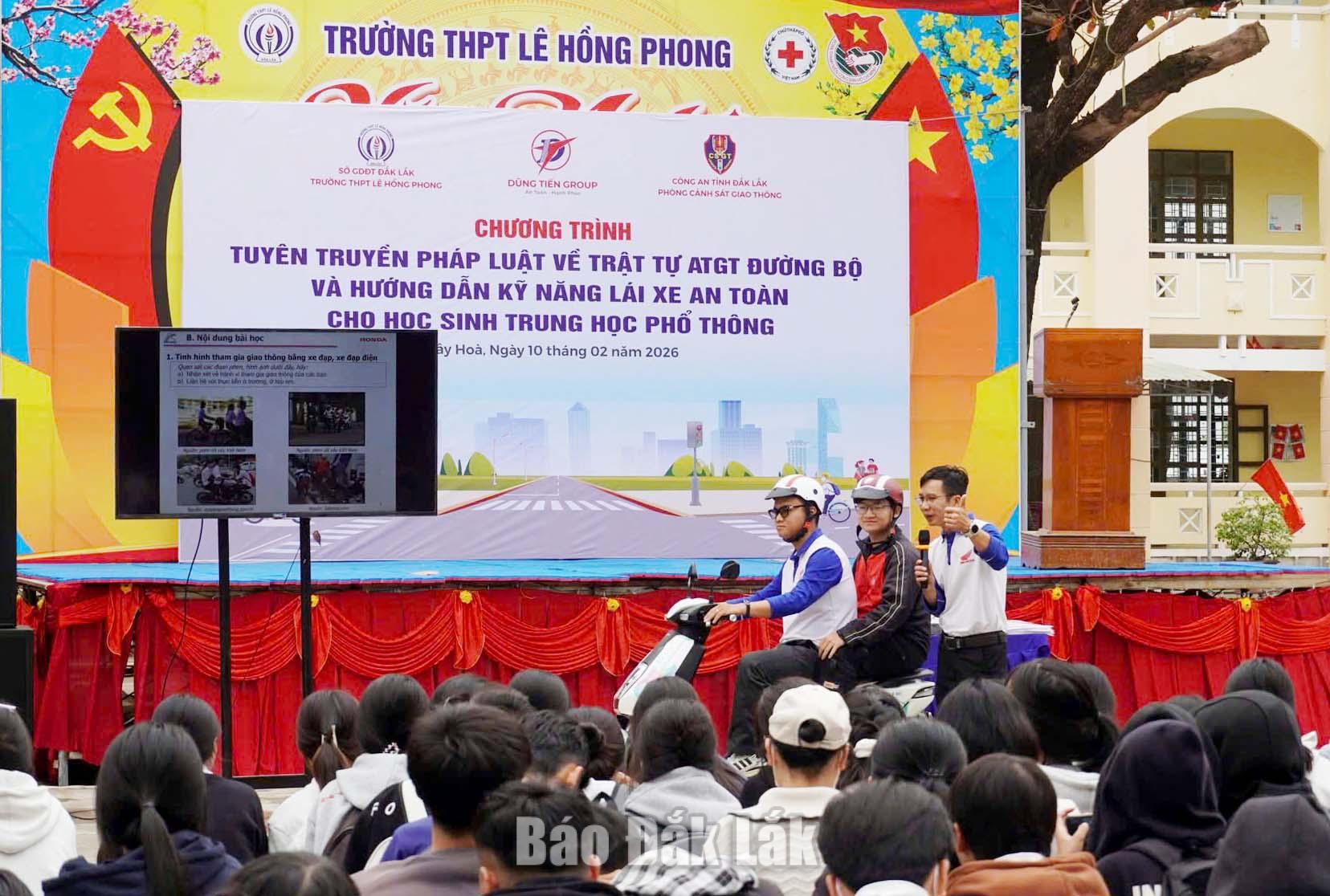 Trường THPT Lê Hồng Phong (xã Tây Hòa) phối hợp với Phòng Cảnh sát giao thông Công an tỉnh tổ chức tuyên truyền an toàn giao thông và lái xe an toàn cho học sinh trong trường.