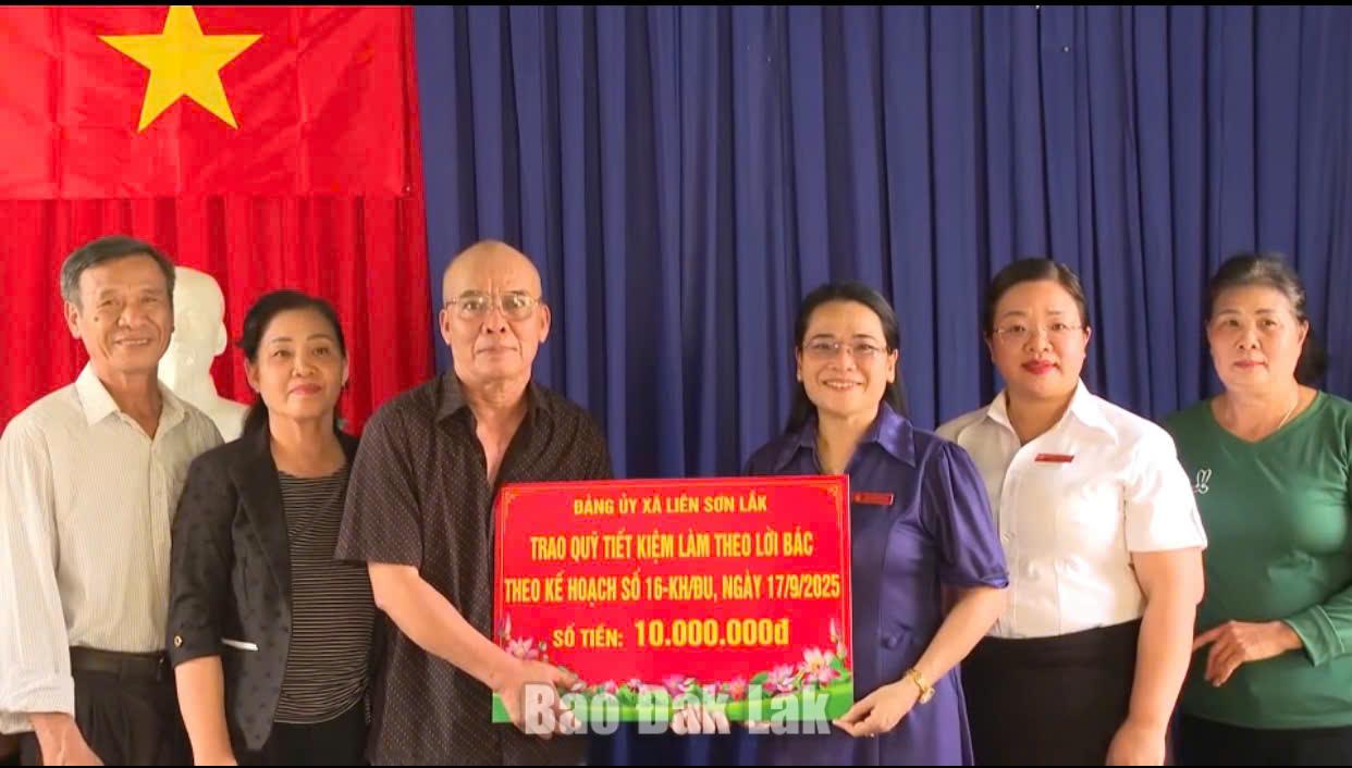 Lãnh đạo xã Liên Sơn Lắk trao tiền hỗ trợ đảng viên từ Quỹ tiết kiệm làm theo lời Bác. Ảnh: Phạm Hoàng Hồng