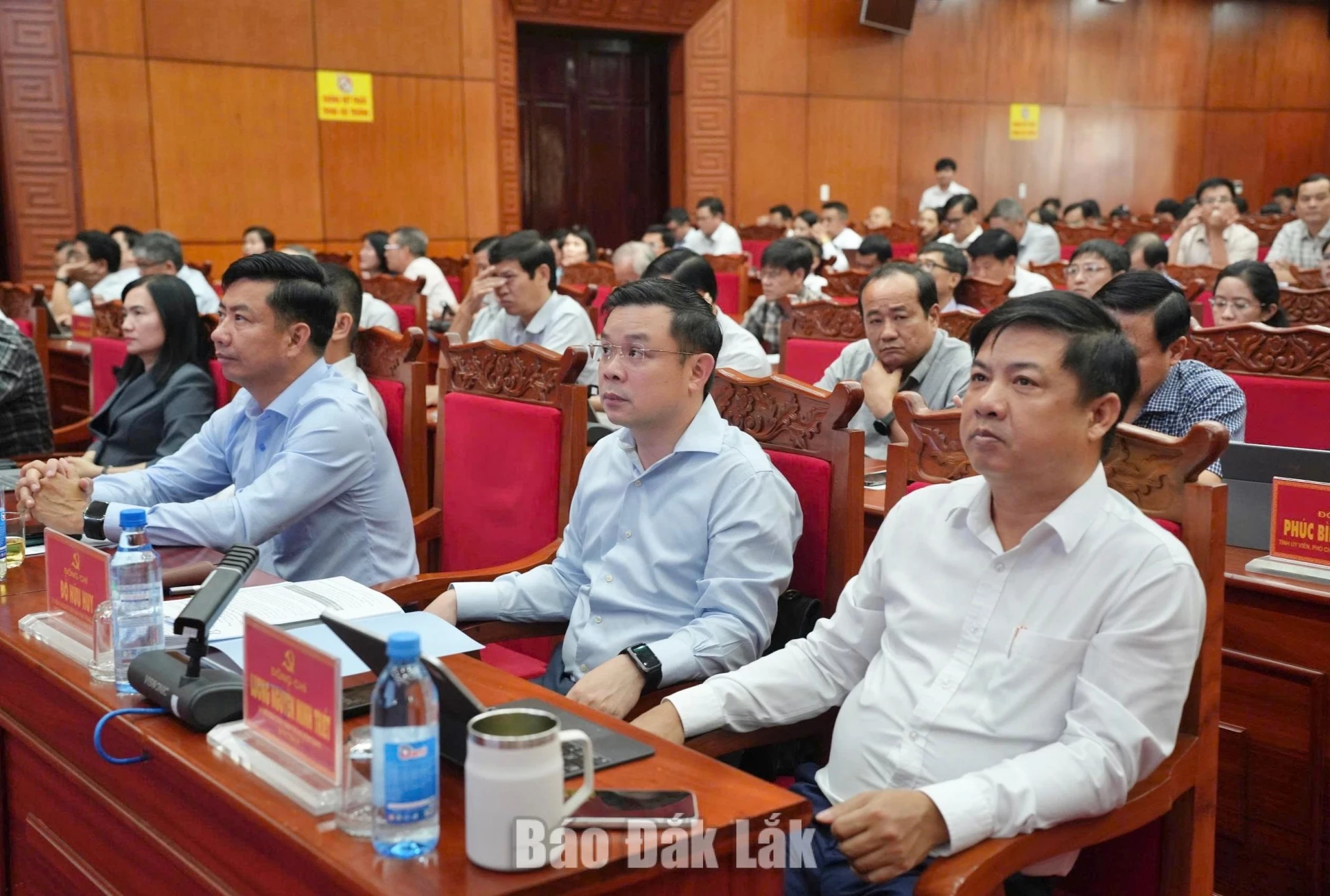 Các đồng chí Thường trực Tỉnh ủy và các đại biểu dự hội nghị tại Tỉnh ủy.