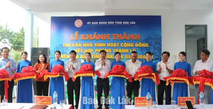 Khánh thành 100 nhà sinh hoạt cộng đồng kết hợp phòng tránh lũ