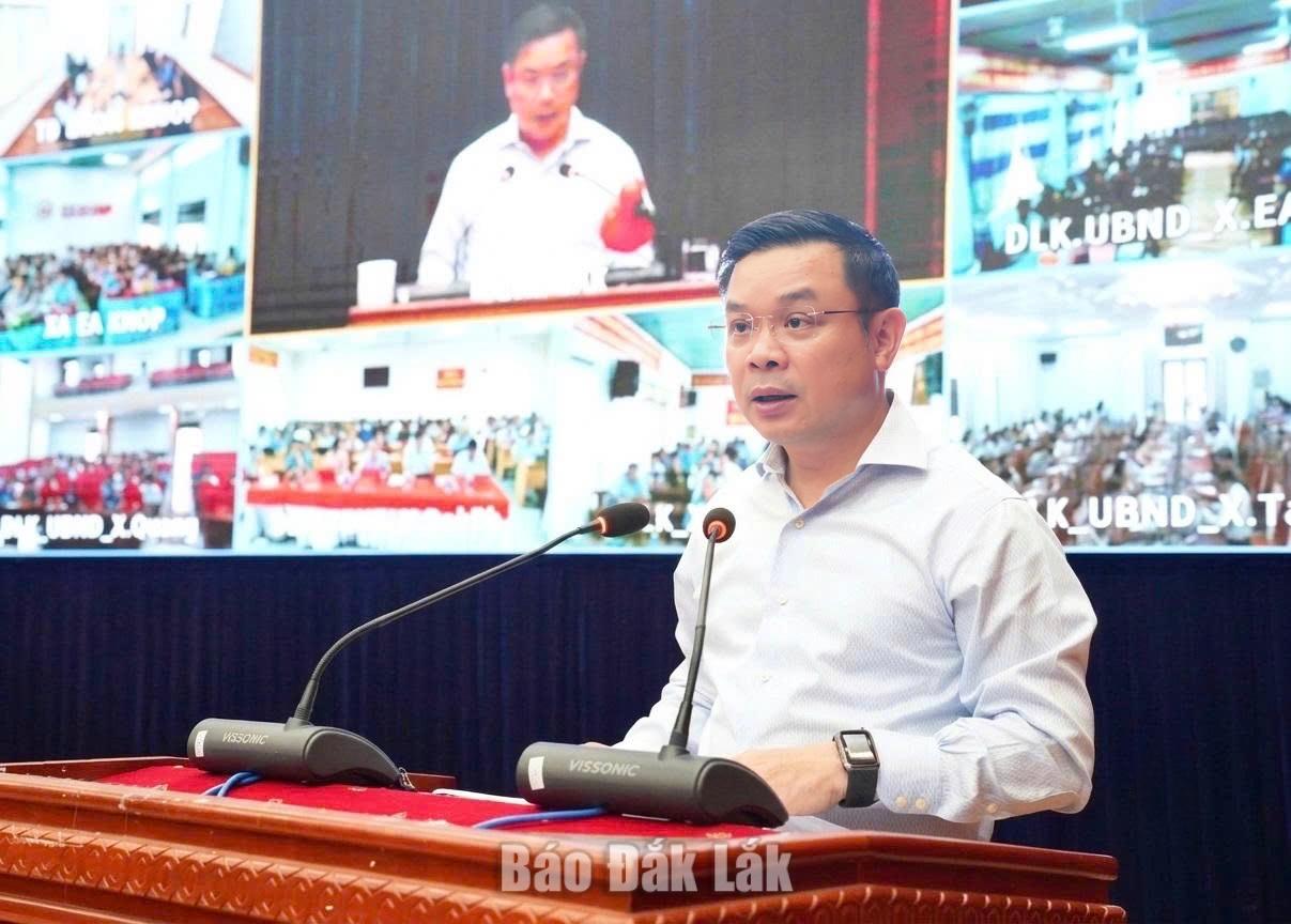 Đồng chí Đỗ Hữu Huy, Ủy viên dự khuyết Trung ương Đảng, Phó Bí thư Tỉnh ủy, Chủ tịch UBND tỉnh truyền đạt các chuyên đề.