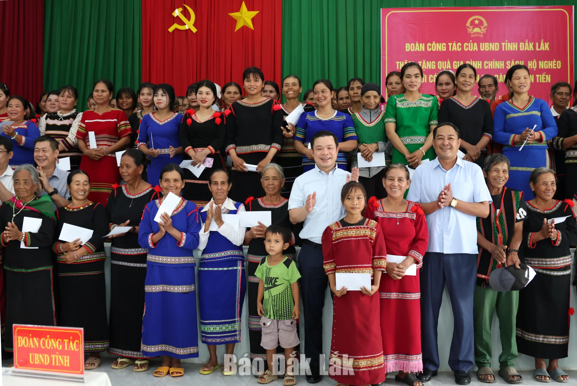 Alternate Member of the Party Central Committee, Deputy Secretary of the Provincial Party Committee and PPC Chairman, comrade Do Huu Huy, together with PPC Vice Chairman, comrade Y Nhuan Bya, presenting gifts to respected individuals, leaders alongside residents of Ea Wer commune.