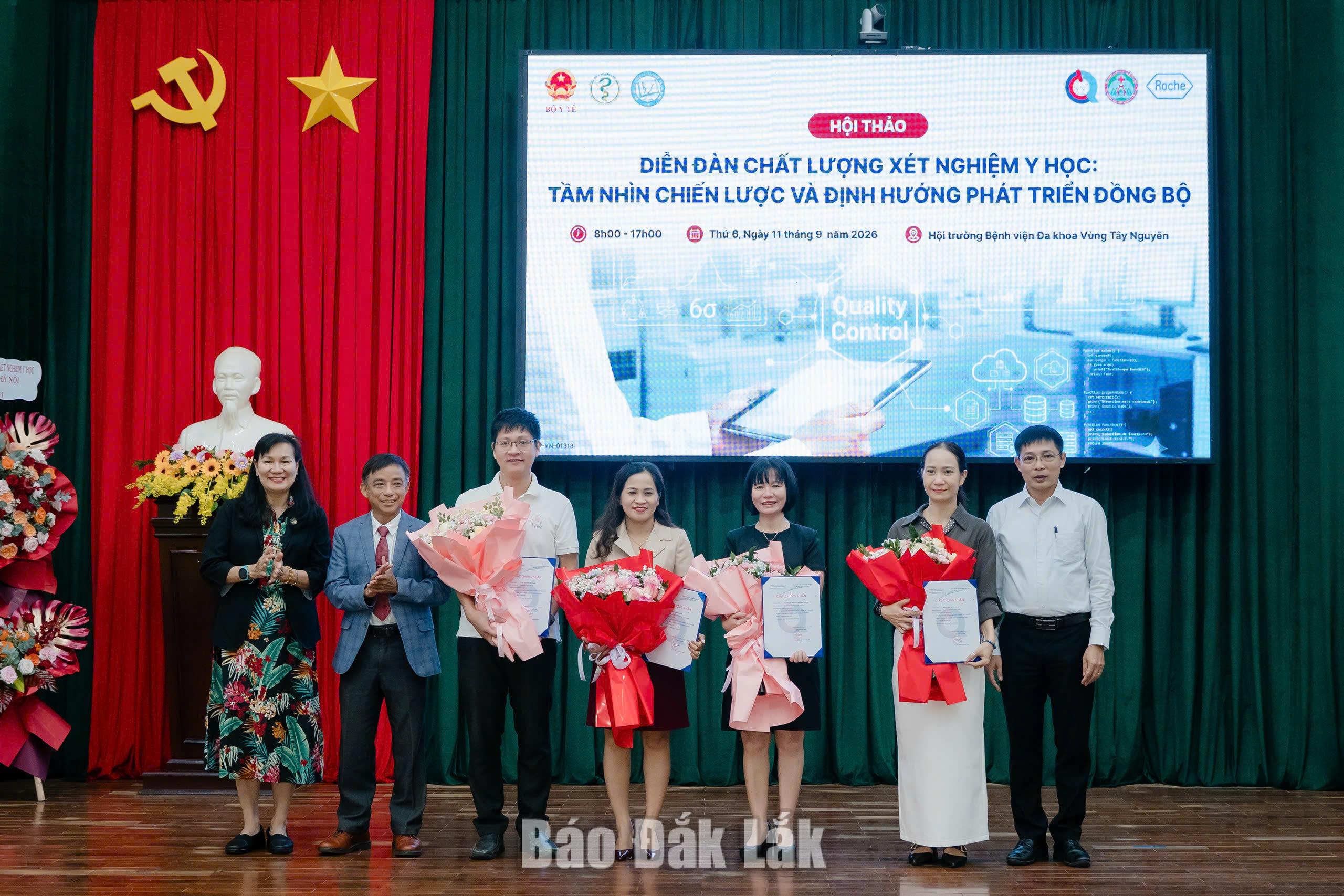 Đại diện Cục Quản lý Khám, chữa bệnh - Bộ Y tế; Trung tâm Kiểm chuẩn Chất lượng Xét nghiệm Y học - Đại học Y Dược TP. Hồ Chí Minh, lãnh đạo Bệnh viện Vùng Tây Nguyên trao giấy Chứng nhận và hoa cho các báo cáo viên.