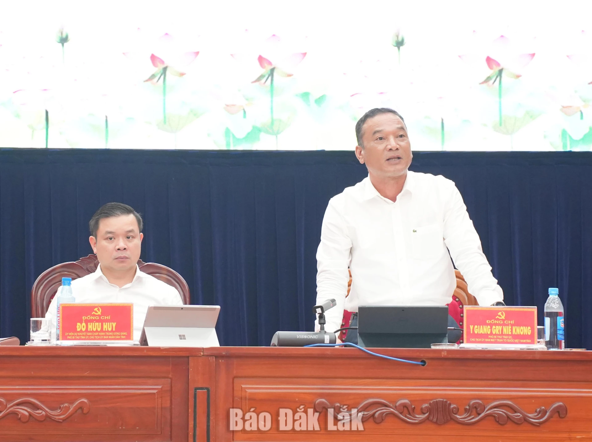 Đồng chí Y Giang Gry Niê Knơng, Phó Bí thư Tỉnh ủy, Chủ tịch Ủy ban MTTQ Việt Nam tỉnh điều hành hội nghị.
