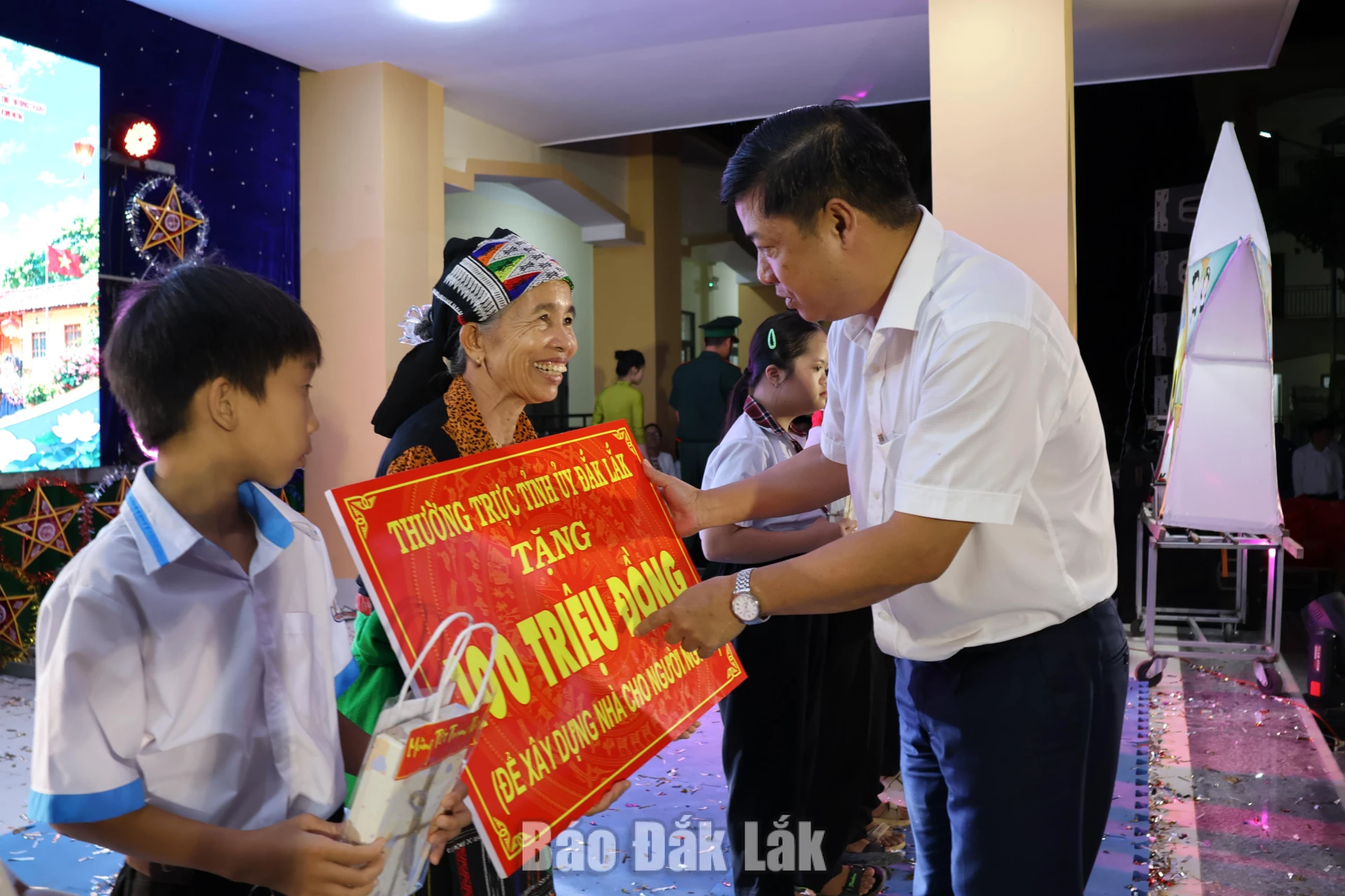 Bí thư Tỉnh ủy Lương Nguyễn Minh Triết trao hỗ trợ 