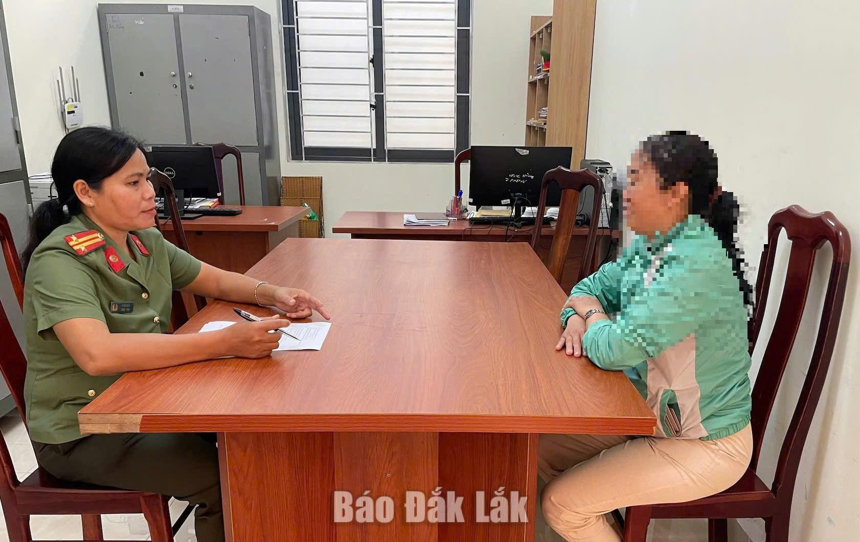 Bà Đ.T.L. được mời đến Công an xã Ea Wer làm việc do có hành vi bình luận thông tin chưa chính xác trên mạng xã hội Facebook.