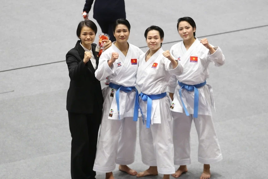 Các võ sĩ karate giành tấm huy chương Vàng đầu tiên tại ASIAD 20 cho Đoàn Thể thao Việt Nam. Ảnh: Bùi Lượng