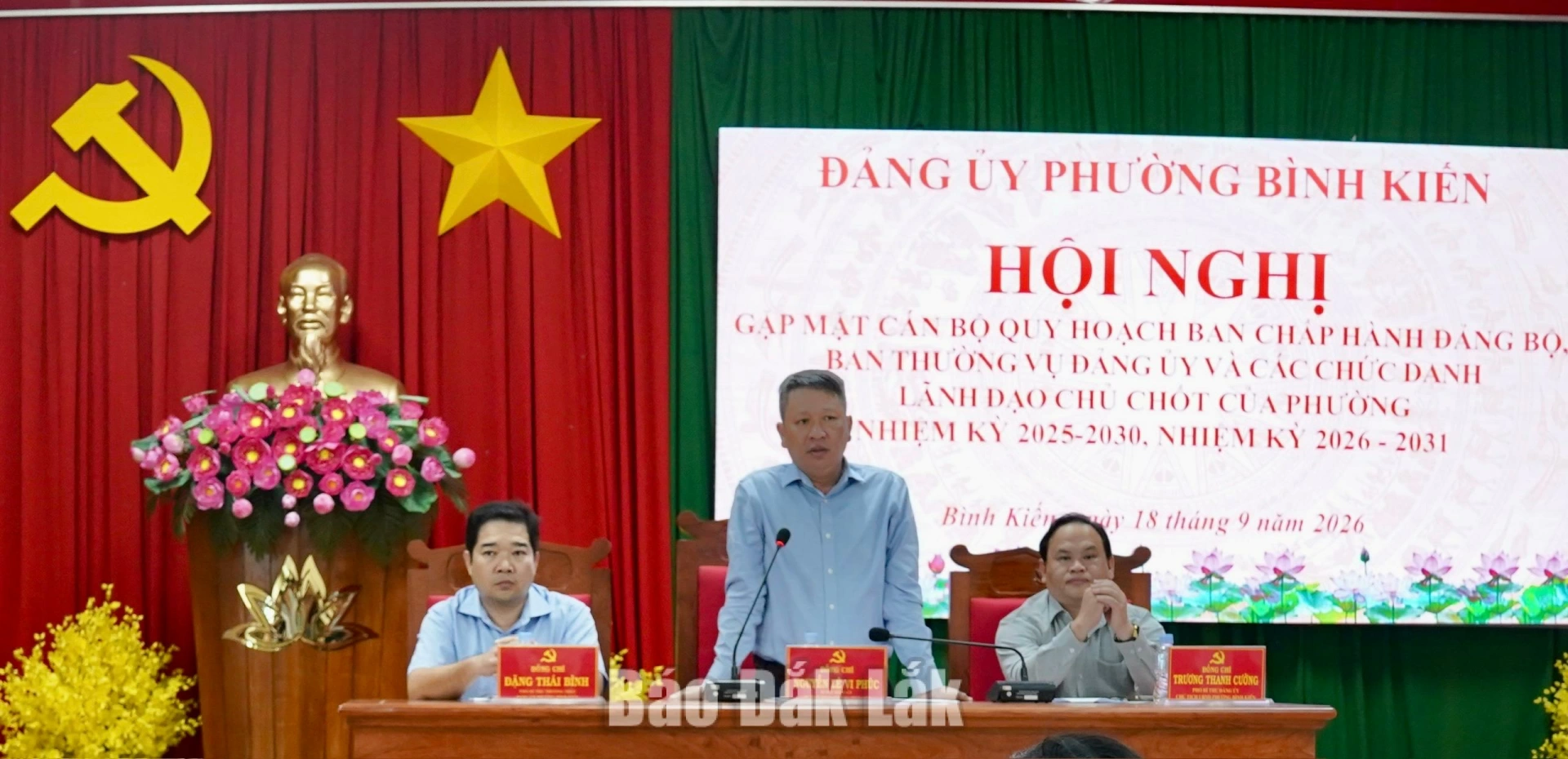 Bí thư Đảng ủy, Chủ tịch HĐND phường Bình Kiến Nguyễn Lê Vi Phúc phát biểu định hướng cán bộ trong diện quy hoạch tại hội nghị.