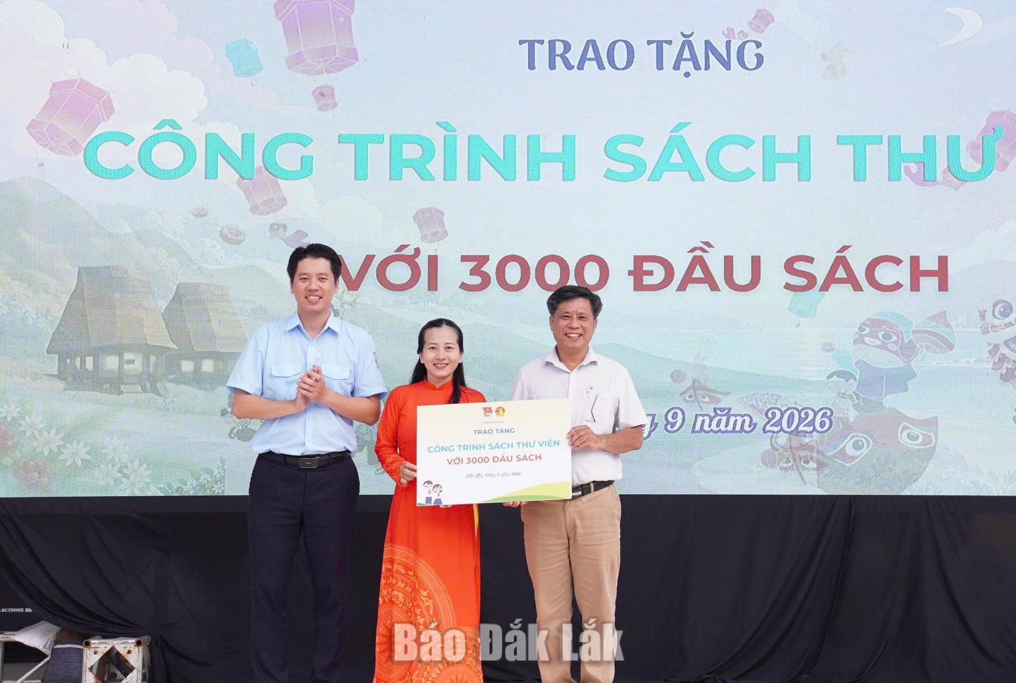 Phó Bí thư Tỉnh Đoàn Nguyễn Thao Giang trao tặng công trình sách cho Trường Phổ thông nội trú Tiểu học và THCS Buôn Đôn.