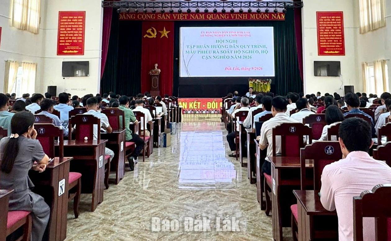 Các đại biểu tham gia lớp tập huấn rà soát hộ nghèo, cận nghèo tại xã Liên Sơn Lắk.
