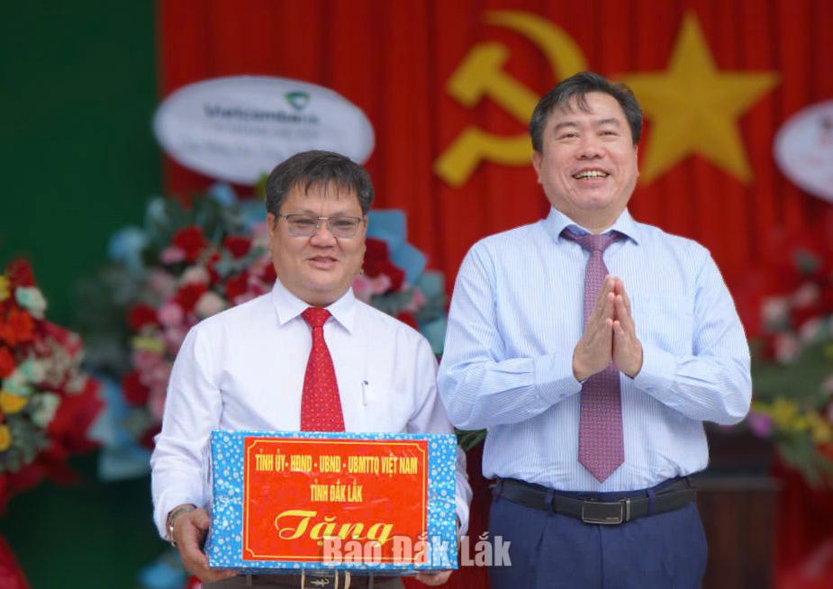 Đồng chí Trần Hữu Thế, Ủy viên Ban Thường vụ Tỉnh ủy, Phó Chủ tịch Thường trực Ủy ban MTTQ Việt Nam tỉnh Đắk Lắk tặng quà cho lãnh đạo nhà trường.