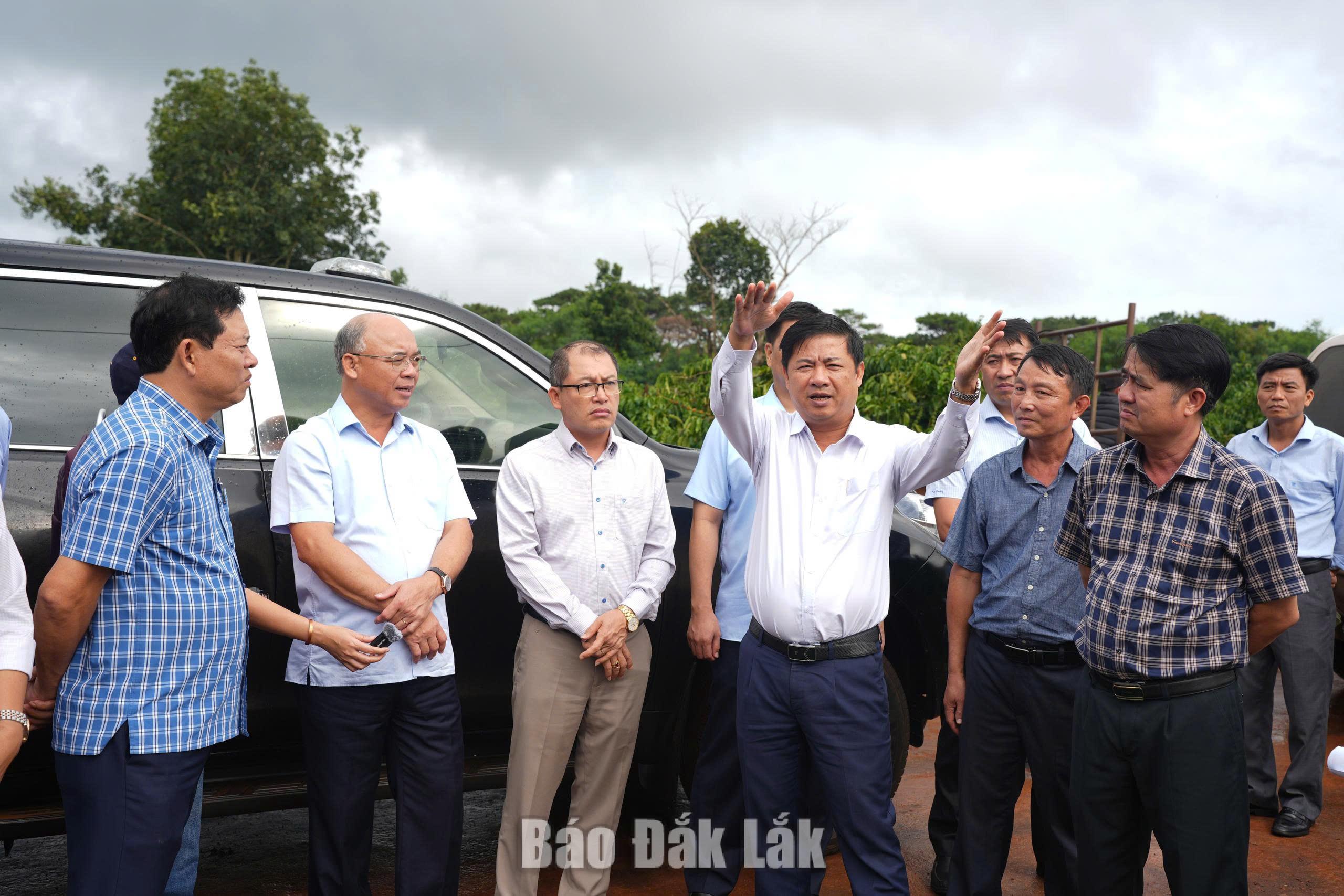 Ủy viên Trung ương Đảng, Bí thư Tỉnh ủy, Trưởng Đoàn ĐBQH tỉnh Lương Nguyễn Minh Triết cùng các thành viên Tổ công tác số 01 của Tỉnh ủy kiểm tra công tác giải phóng mặt bằng Dự án Đường Ea Hồ đi Tam Giang. Ảnh: Hà My
