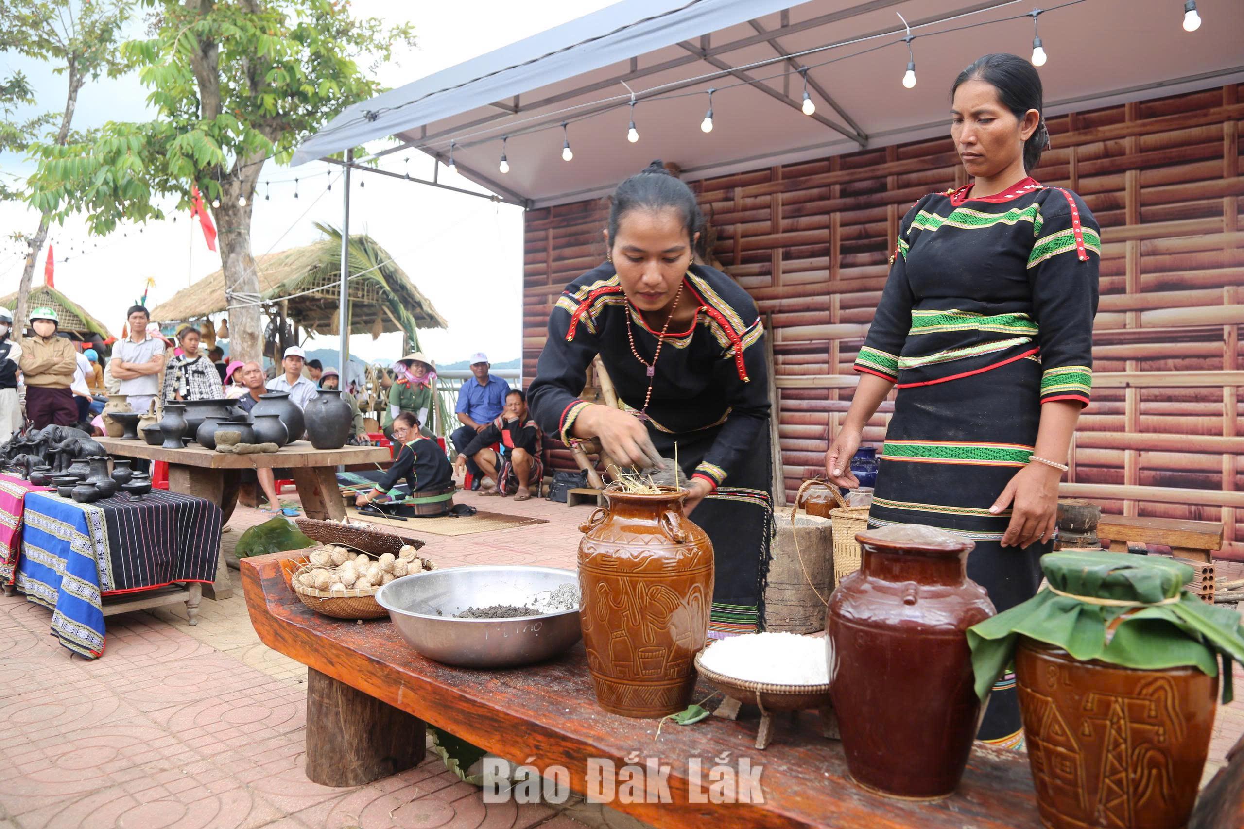 Demonstrating the M’nong people’s traditional “can” wine brewing process.