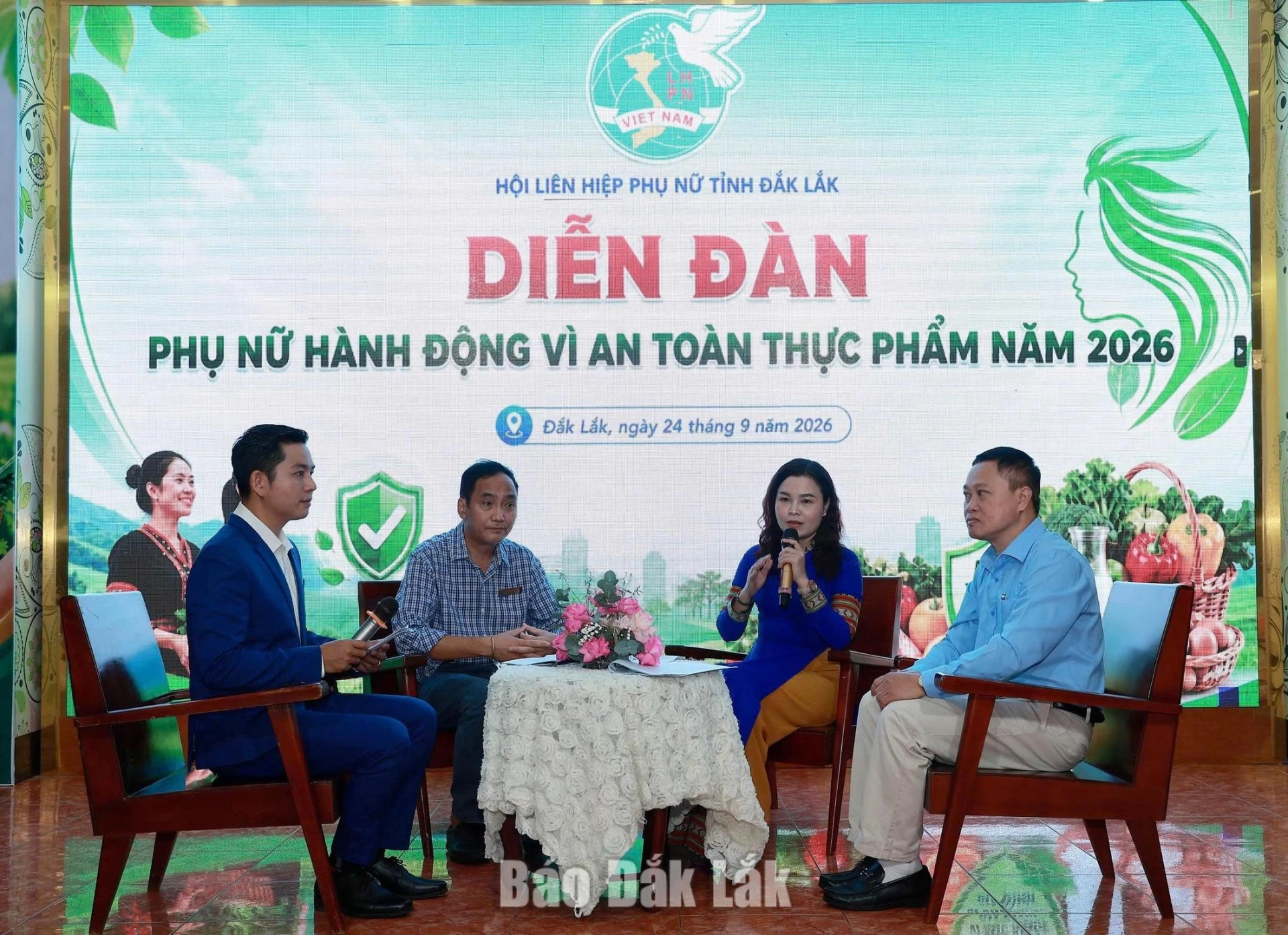 Các đại biểu trao đổi, chia sẻ thông tin hữu ích tại diễn đàn.