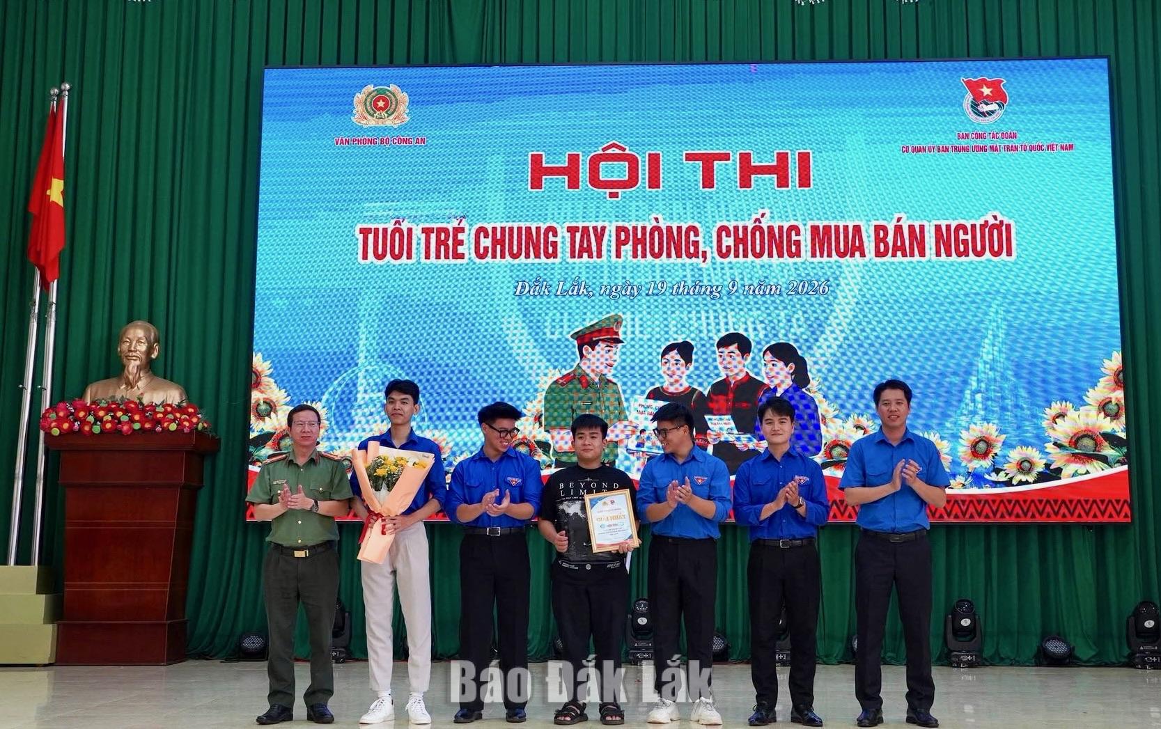 Ban tổ chức trao giải Nhất