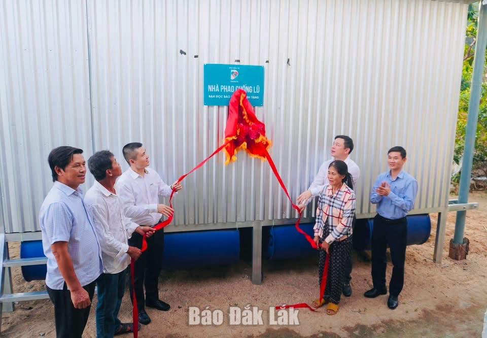Lãnh đạo UBND tỉnh, UBND xã Đồng Xuân cùng với nhà tài trợ bàn giao nhà phao chống lũ cho bà Nguyễn Thị Kim Thủy, thôn Tán Phước (xã Đồng Xuân). Ảnh: Tài Trâm