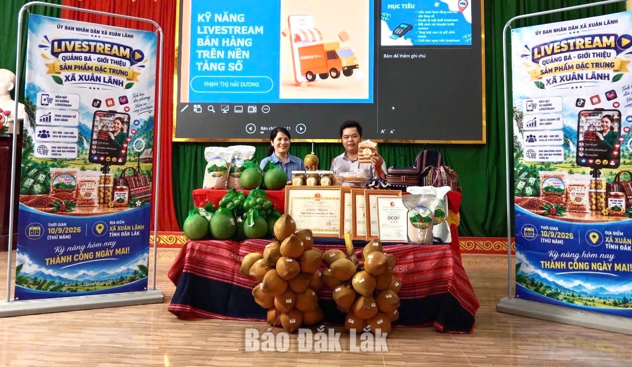 Các hộ sản xuất và chủ thể OCOP ở Xuân Lãnh livetream bán hàng các sản phẩm đặc trưng địa phương.