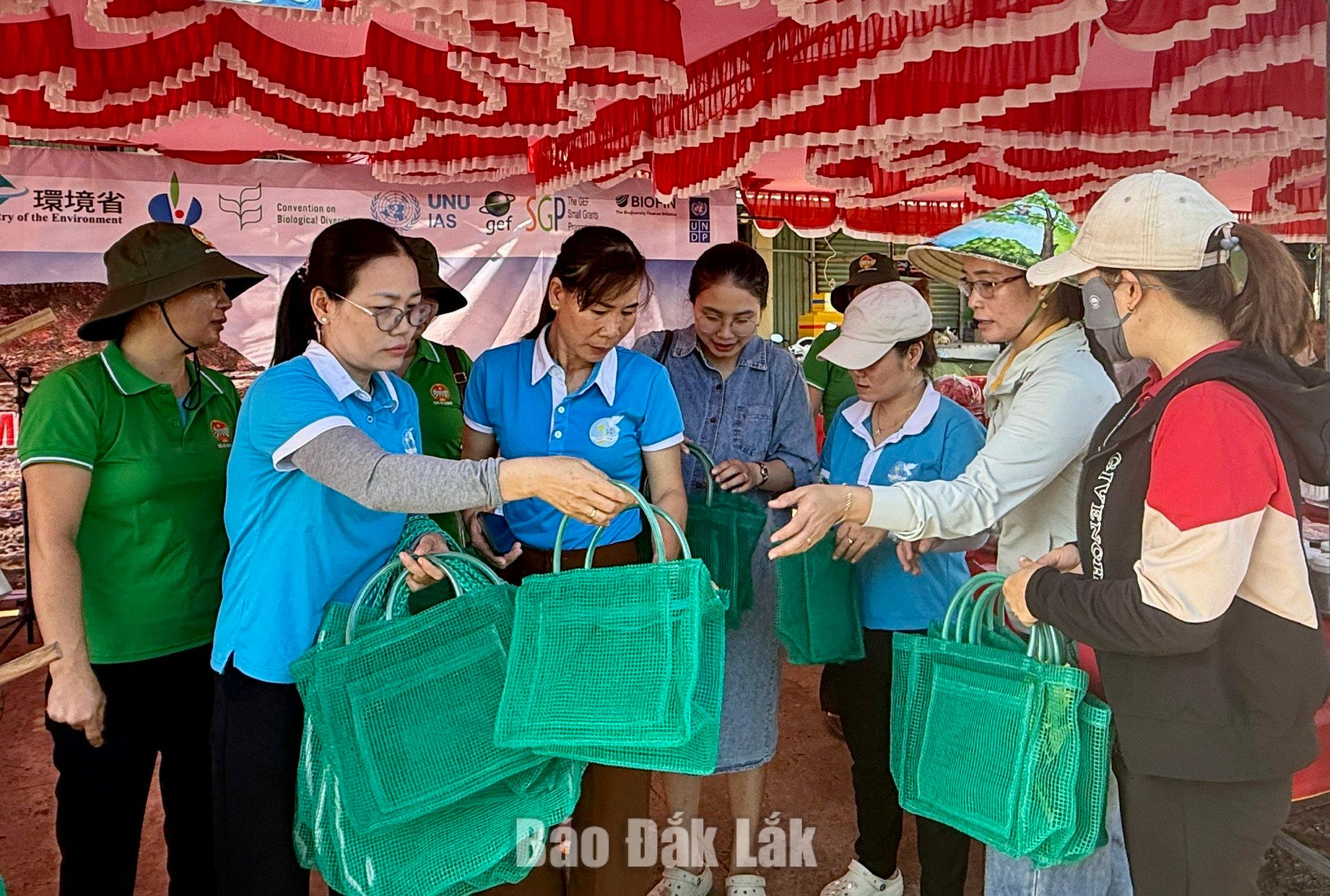 Điểm nhấn của phiên chợ là hoạt động quảng bá sản phẩm gắn với tuyên truyền bảo vệ môi trường và hệ sinh thái san hô Hòn Yến là đi chợ bằng túi lưới để hạn chế rác thải.