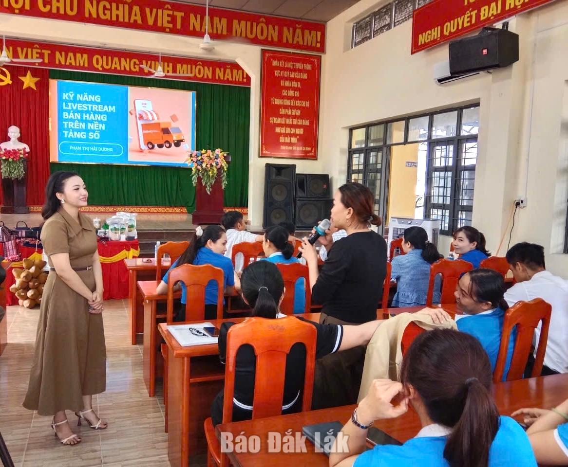 Các đại biểu tham gia tập huấn kỹ năng livetream bán hàng trên nền tảng số