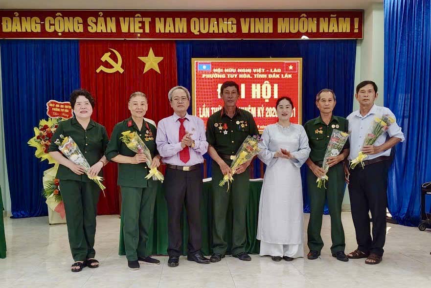 Lãnh đạo tỉnh, địa phương tặng hoa Ban chấp hành Hội hữu nghị Việt Nam - Lào phường Tuy Hòa nhiệm kỳ mới.