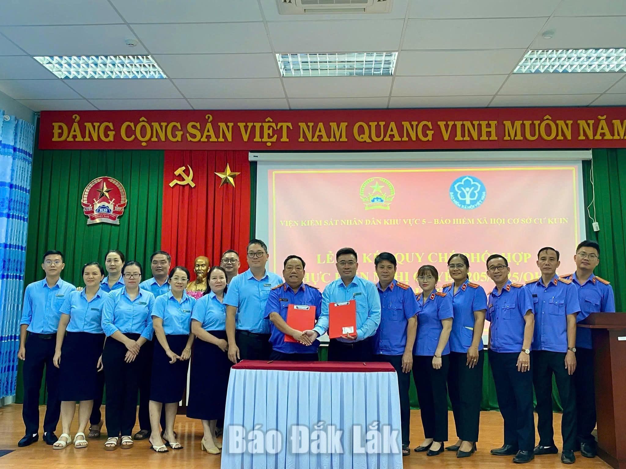 Bảo hiểm xã hội cơ sở Cư Kuin ký kết Quy chế phối hợp công tác với Viện kiểm sát nhân dân khu vực 5 - Đắk Lắk. (Ảnh BHXH tỉnh cung cấp)