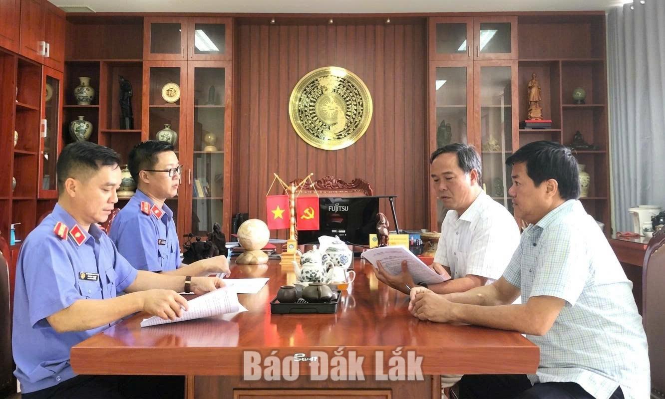 Đại diện BHXH tỉnh làm việc với Viện KSND tỉnh về tình hình nợ BHXH trên địa bàn. (Ảnh BHXH tỉnh cung cấp)