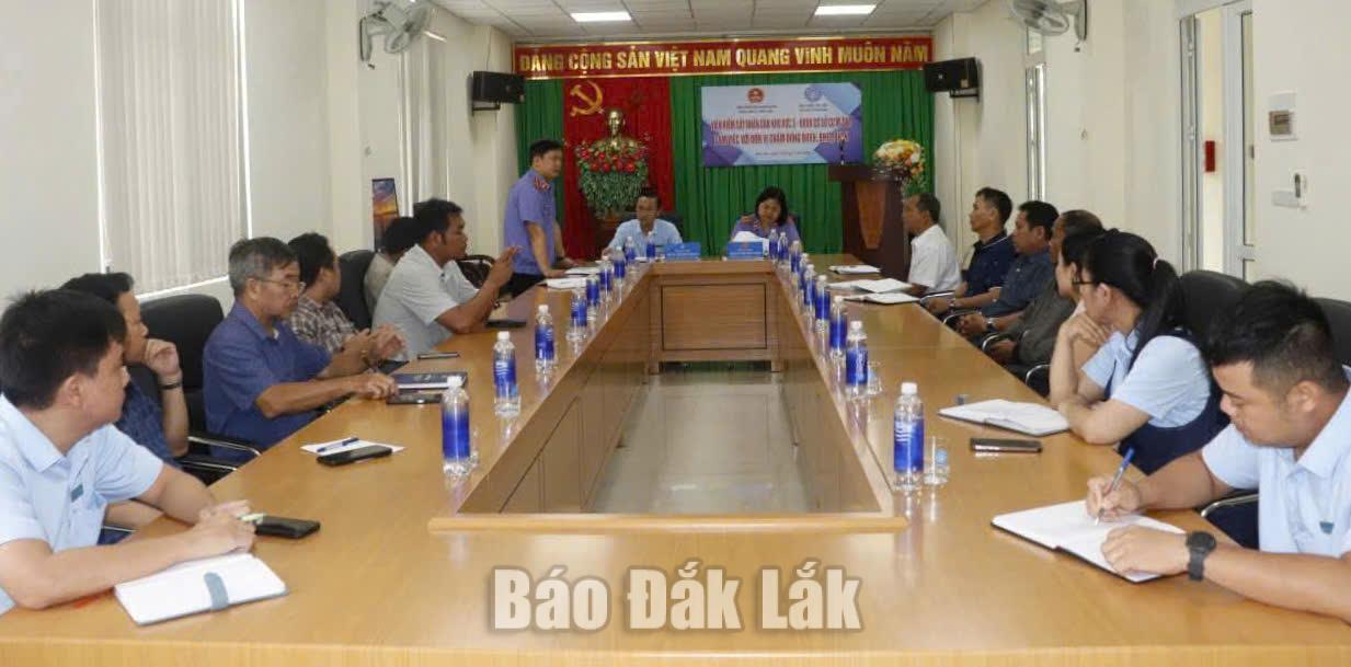 Viện KSND khu vực 3 - Đắk Lắk và BHXH cơ sở Cư Mgar làm việc với đơn vị chậm đóng BHXH, BHYT, BHTN. (Ảnh BHXH tỉnh cung cấp)