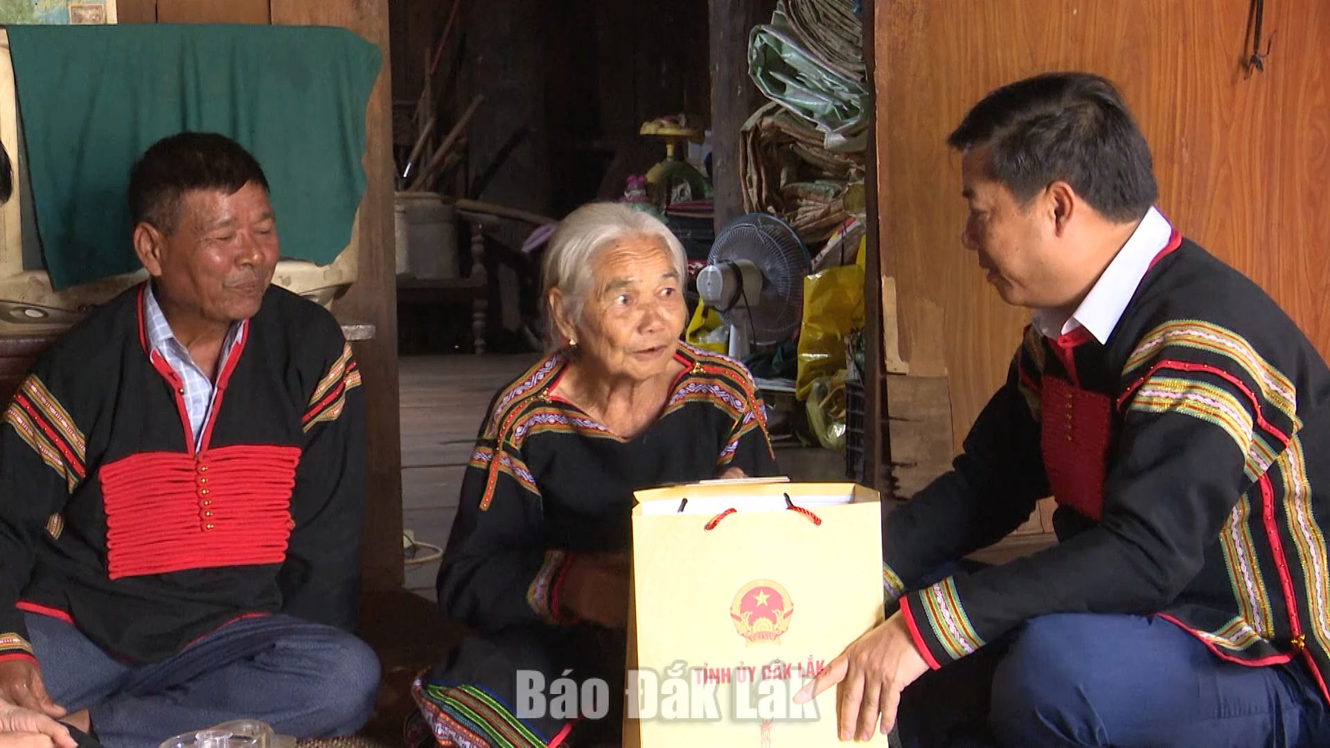 Đồng chí Lương Nguyễn Minh Triết, Ủy viên Trung ương Đảng, Bí thư Tỉnh ủy, Trưởng Đoàn đại biểu Quốc hội tỉnh thăm, tặng quà già làng, người có uy tín của tỉnh.