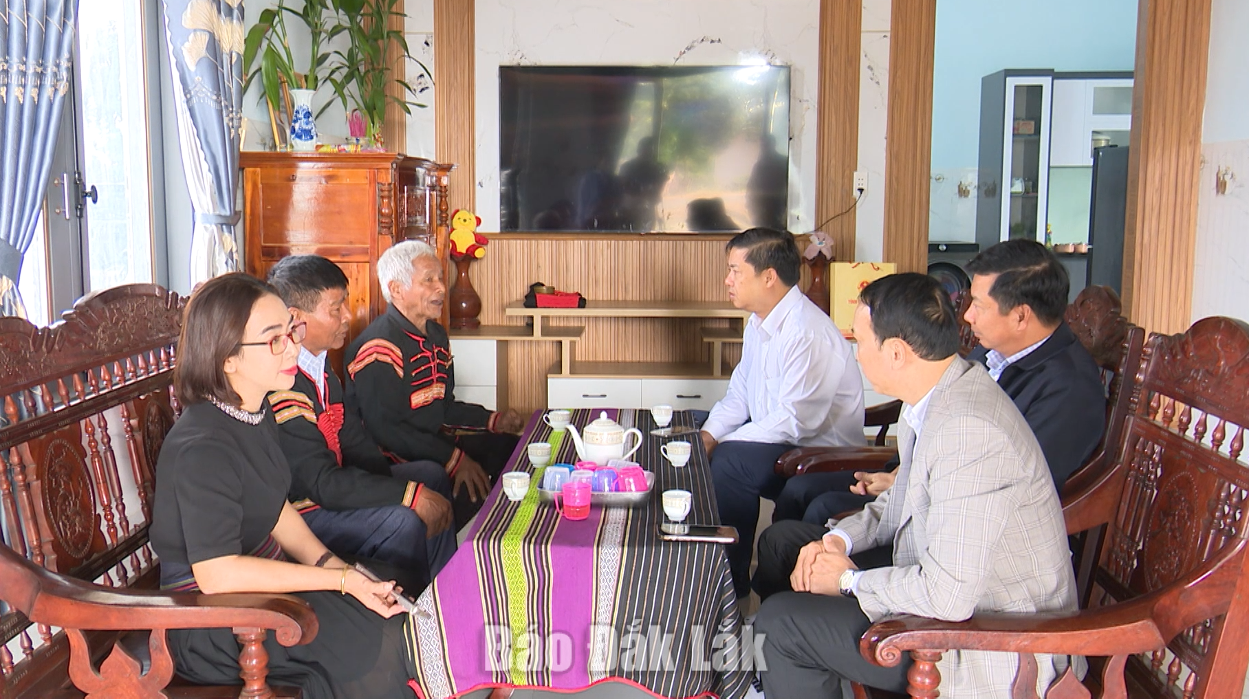 Đồng chí Lương Nguyễn Minh Triết, Ủy viên Trung ương Đảng, Bí thư Tỉnh ủy, Trưởng Đoàn đại biểu Quốc hội tỉnh cùng các đồng chí lãnh đạo tỉnh gặp gỡ, trò chuyện với già làng, người có uy tín của tỉnh.