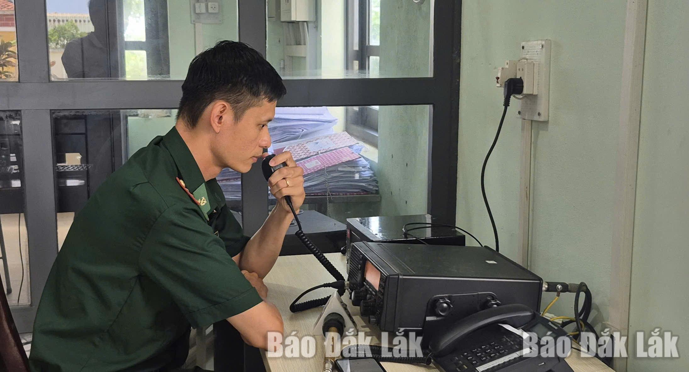 Chiến sĩ Trạm kiểm soát Biên phòng Đà Rằng liên lạc, nhắc nhở các tàu cá đang đi vào khu vực vùng biển giáp ranh. 