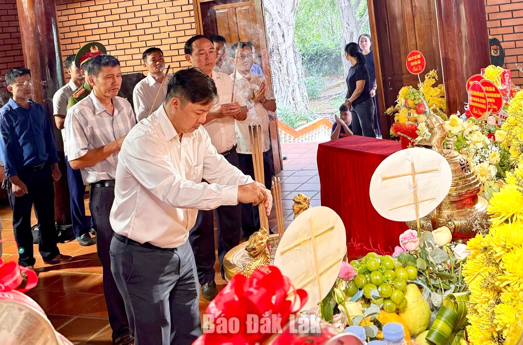 Ủy viên Trung ương Đảng, Bí thư Tỉnh ủy, Trưởng Đoàn ĐBQH tỉnh Lương Nguyễn Minh Triết thành kính dâng hương tưởng niệm Chủ tịch Hồ Chí Minh.
