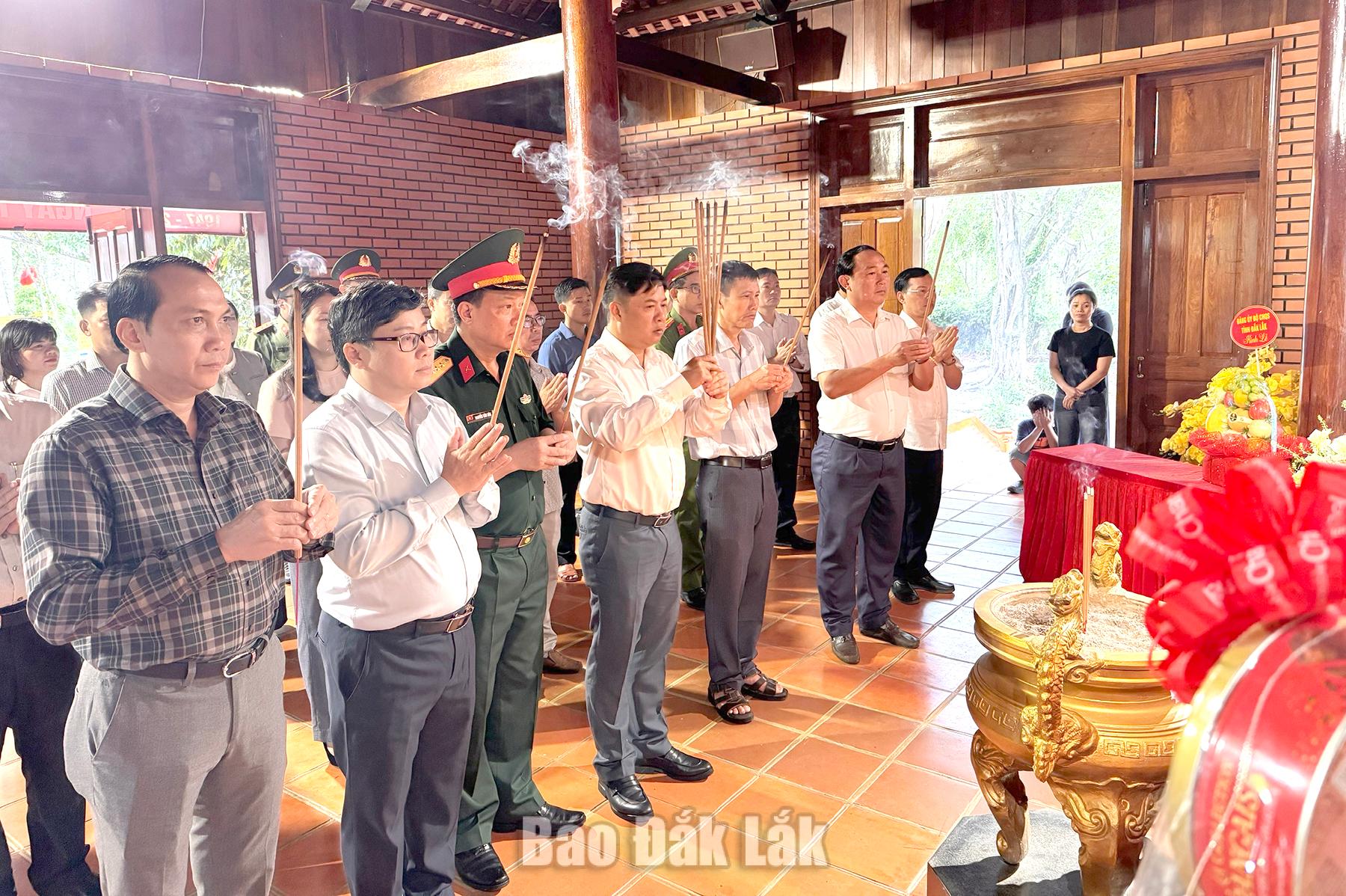 Đoàn công tác của Tỉnh ủy dâng hương tại Nhà thờ Bác Hồ.