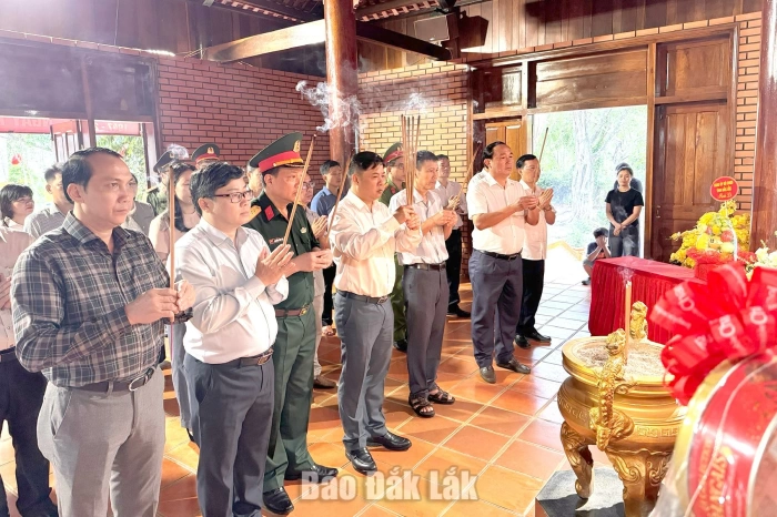 Bí thư Tỉnh ủy Lương Nguyễn Minh Triết dâng hương tại Nhà thờ Bác Hồ