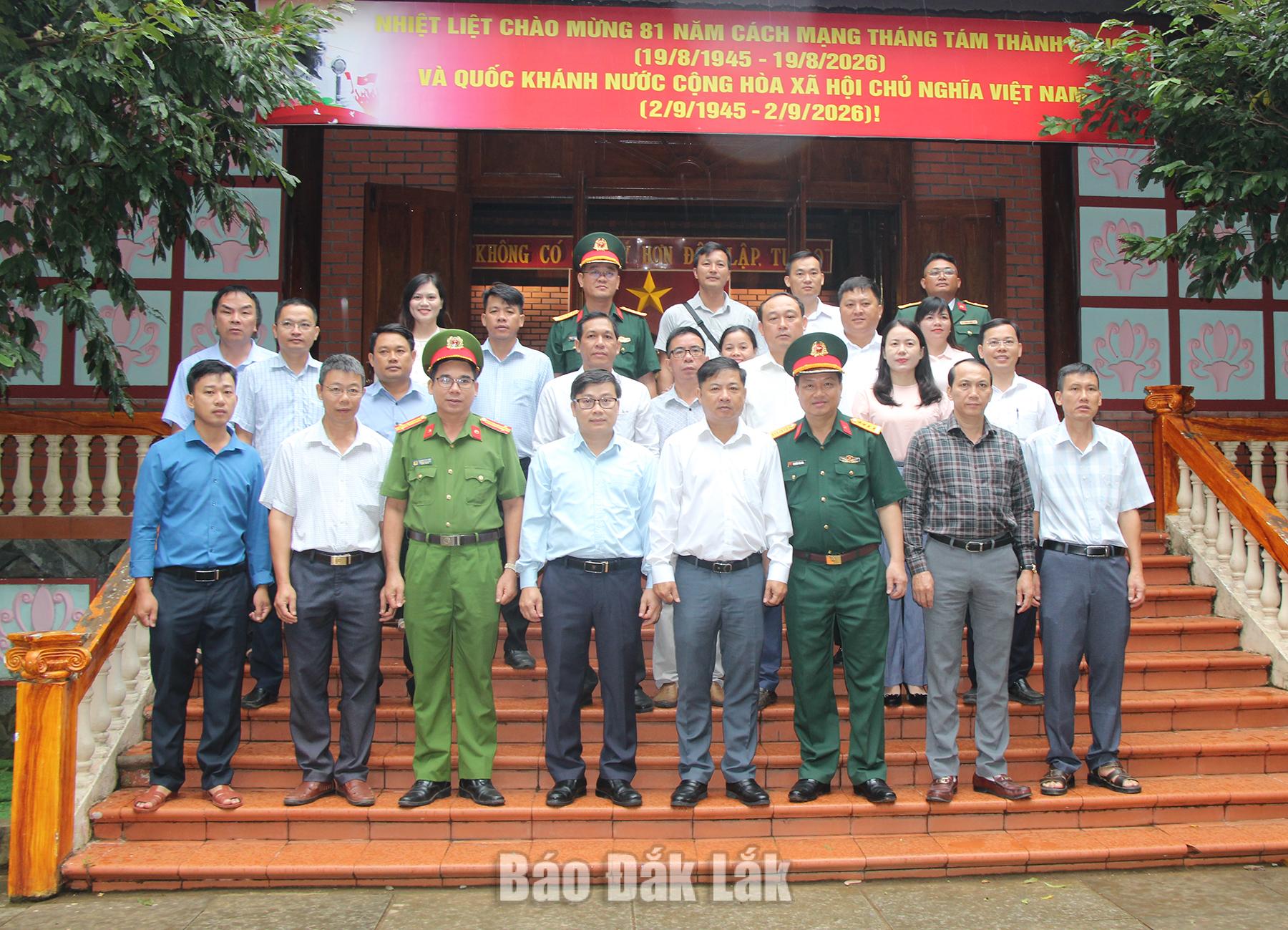 Đoàn công tác của Tỉnh ủy chụp hình lưu niệm với lãnh đạo địa phương.