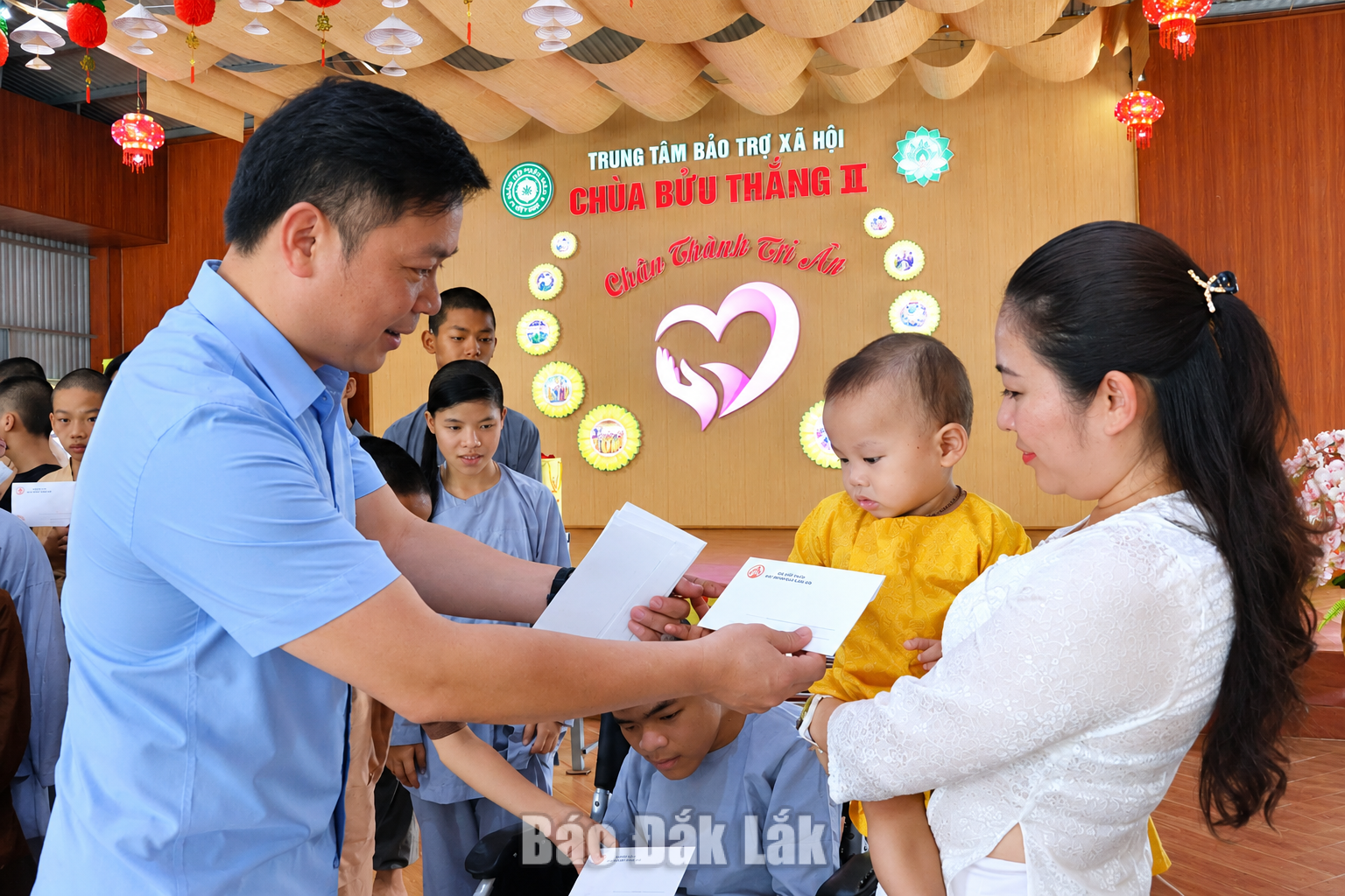 Ủy viên dự khuyết Trung ương Đảng, Phó Bí thư Tỉnh ủy, Chủ tịch UBND tỉnh Đỗ Hữu Huy thăm, tặng quà trẻ em mồ côi tại Trung tâm Bảo trợ xã hội chùa Bửu Thắng (cơ sở 2). Ảnh: Minh Thông