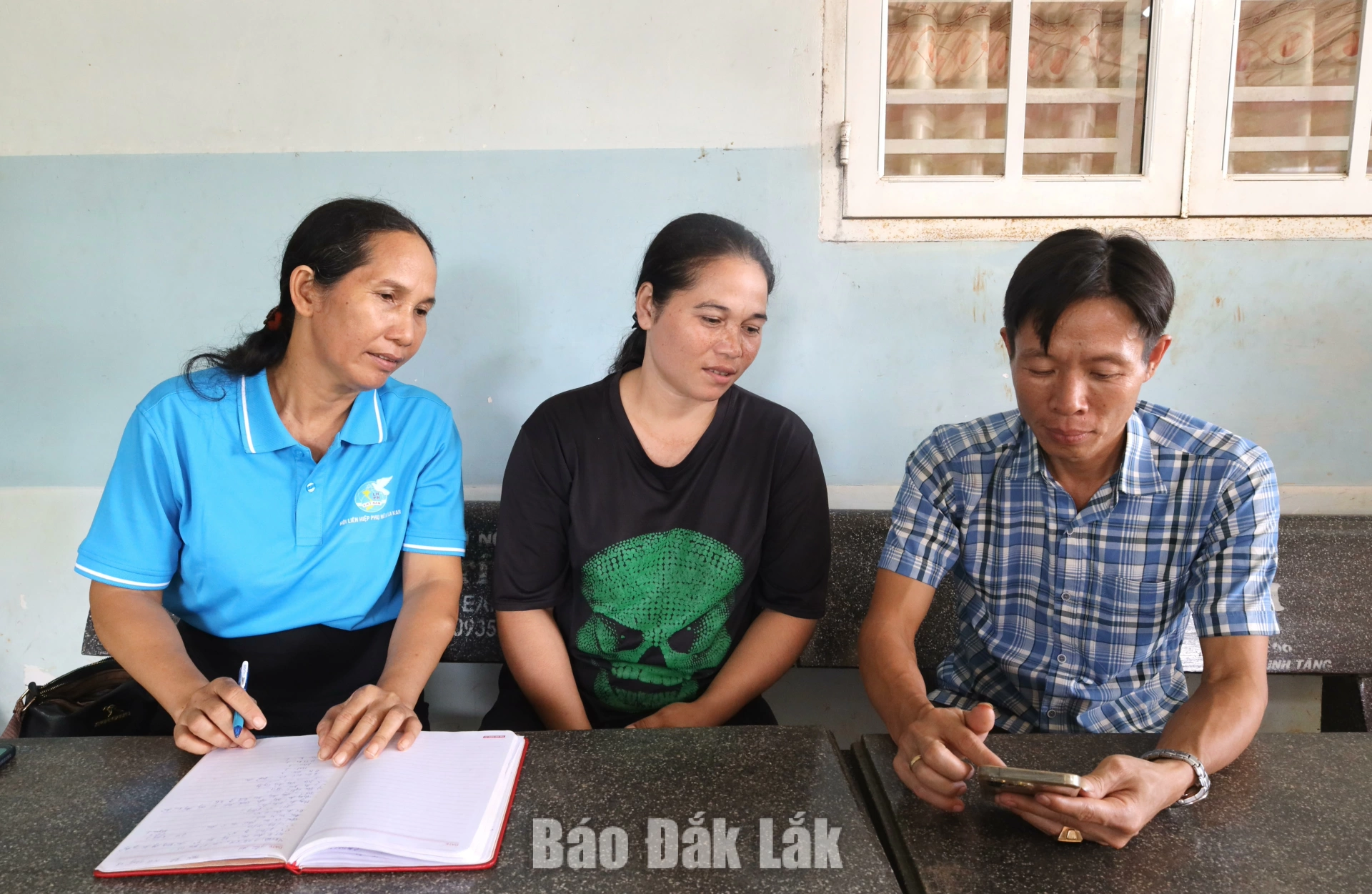 Trưởng buôn Cư Ni, xã Ea Kar Nguyễn Văn Duy hướng dẫn người dân cài đặt và sử dụng ứng dụng VNeID. 