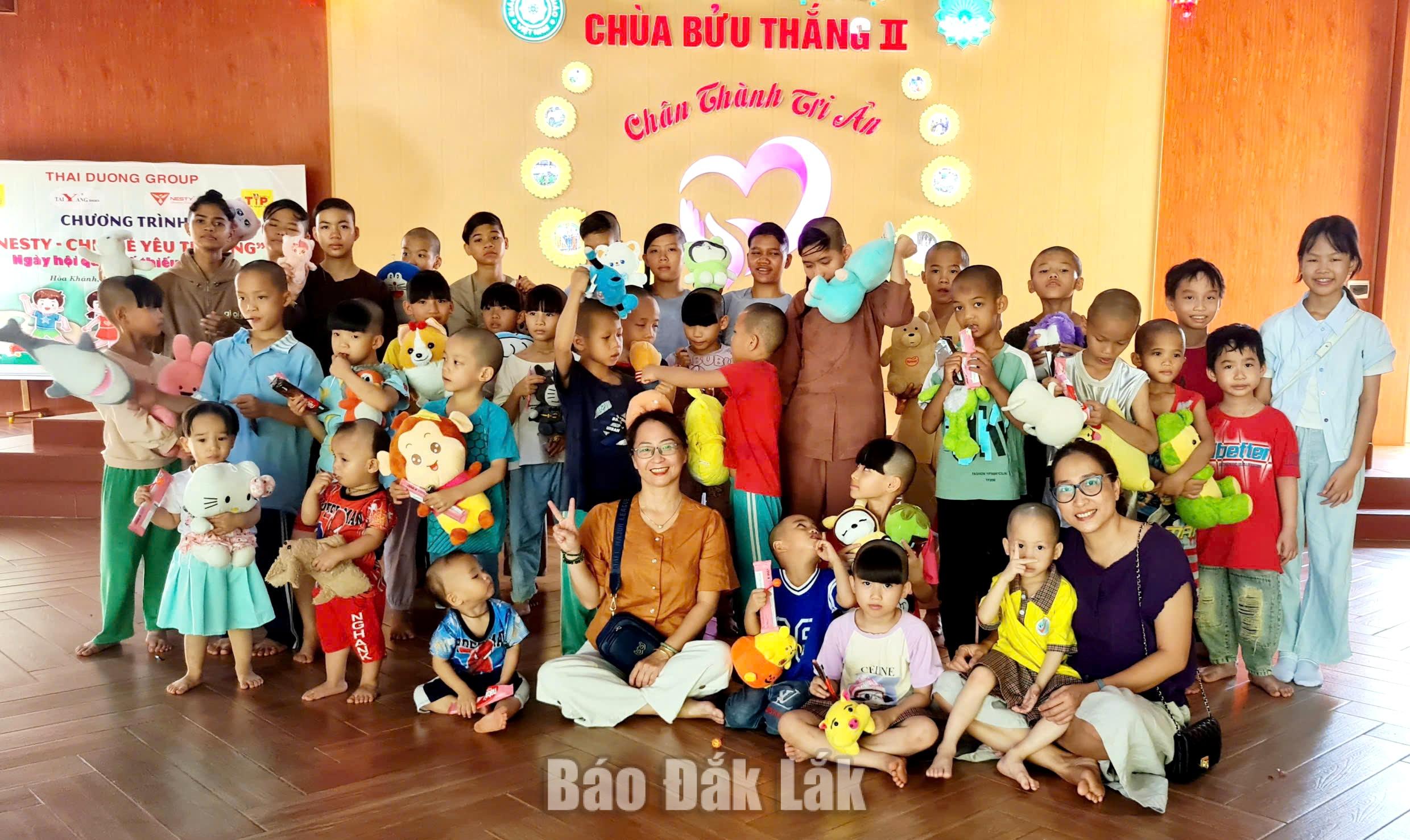 Các nhà hảo tâm trên địa bàn phường Buôn Ma Thuột thăm, tặng quà cho trẻ em mồ côi tại Trung tâm Bảo trợ xã hội chùa Bửu Thắng (cơ sở 2).