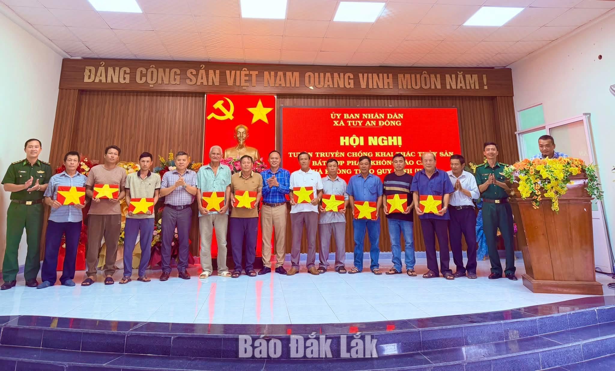 Lãnh đạo Ban chỉ huy Bộ đội Biên phòng tỉnh và xã Tuy An Đông tặng cờ Tổ quốc cho ngư dân.