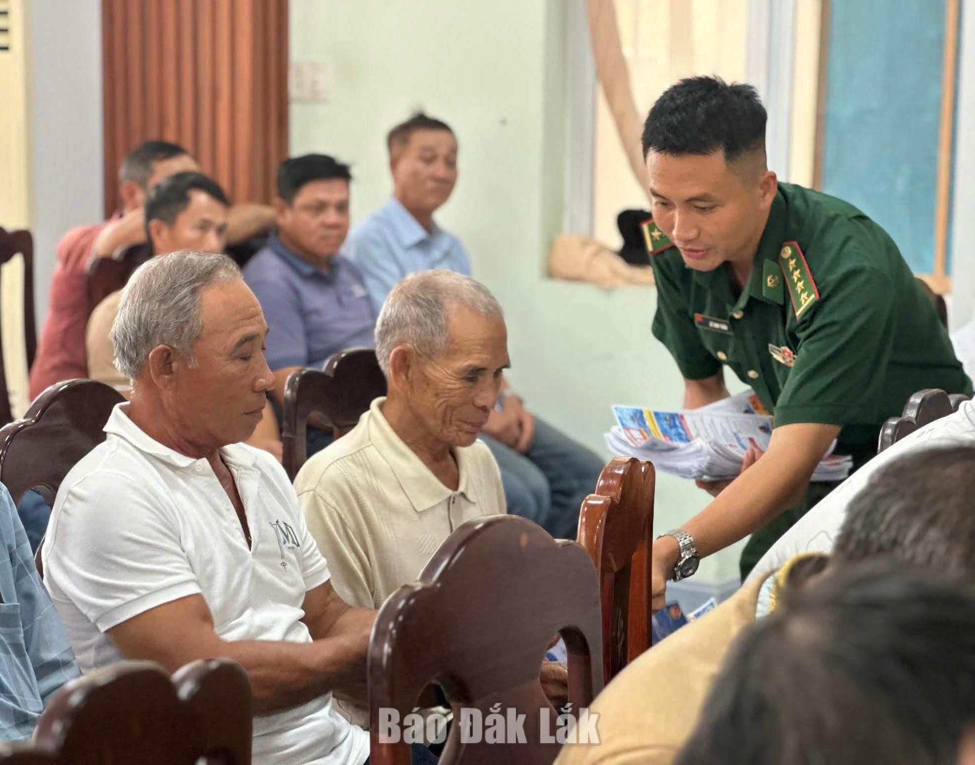 cán bộ biên phòng cấp phát tờ rời tuyên truyền IUU cho ngư dân Tuy An Đông.