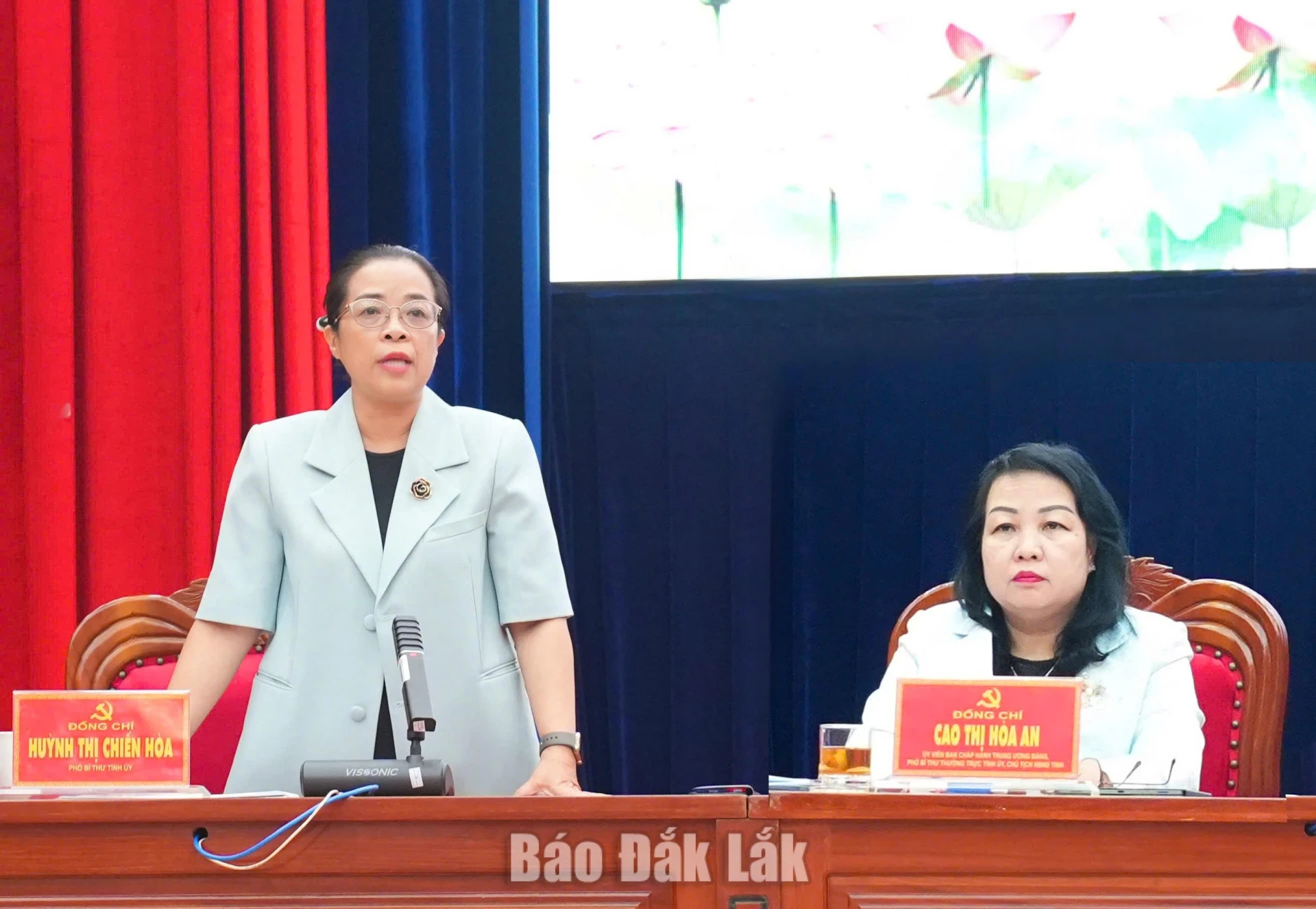 Phó Bí thư Tỉnh ủy Huỳnh Thị Chiến Hòa điều hành hội nghị.