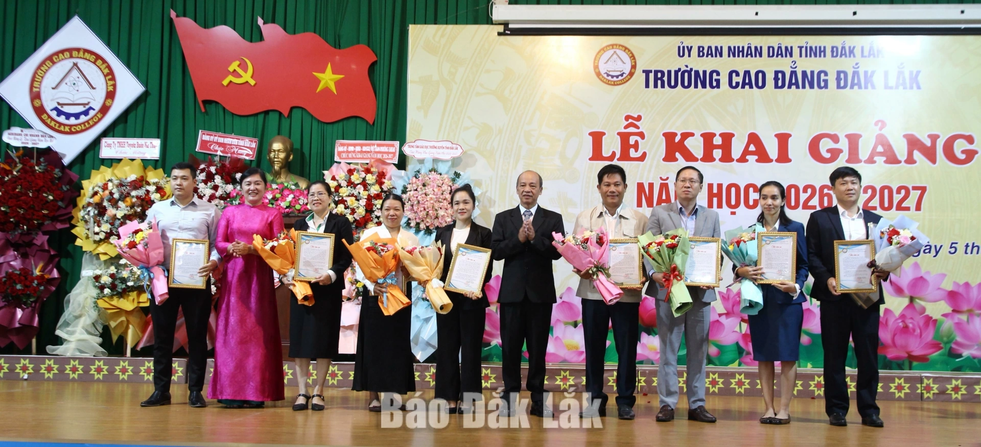 Lãnh đạo nhà trường trao thư cảm ơn, tri ân các đơn vị, doanh nghiệp đã đồng hành, trao học bổng cho học sinh, sinh viên.
