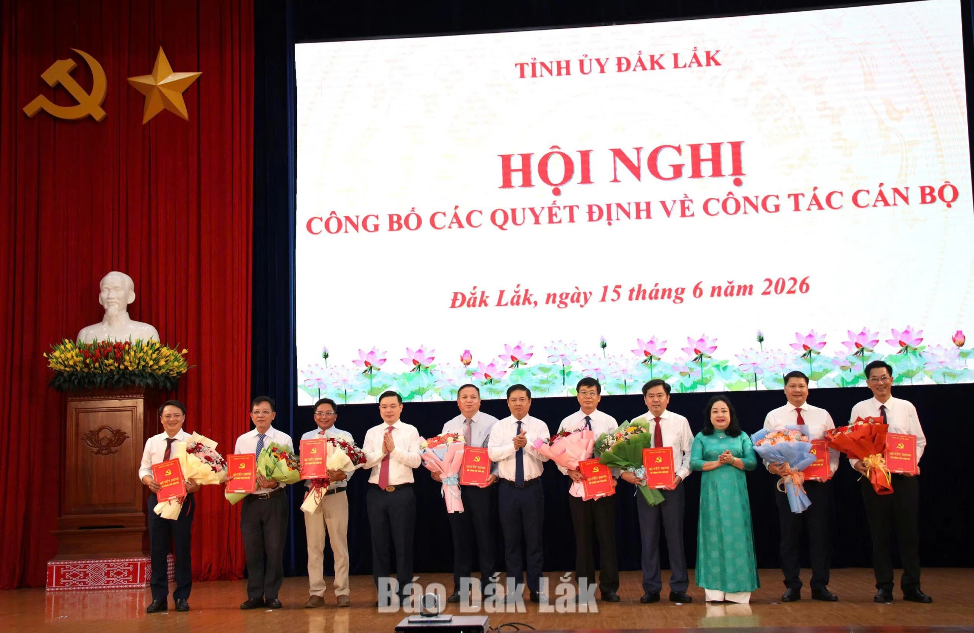 Các đồng chí Thường trực Tỉnh ủy trao quyết định và tặng hoa các cán bộ được điều động, bổ nhiệm.