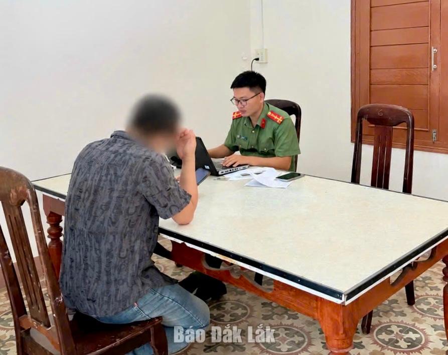 Cán bộ Công an phường Phú Yên làm việc với H.Đ.H.N.