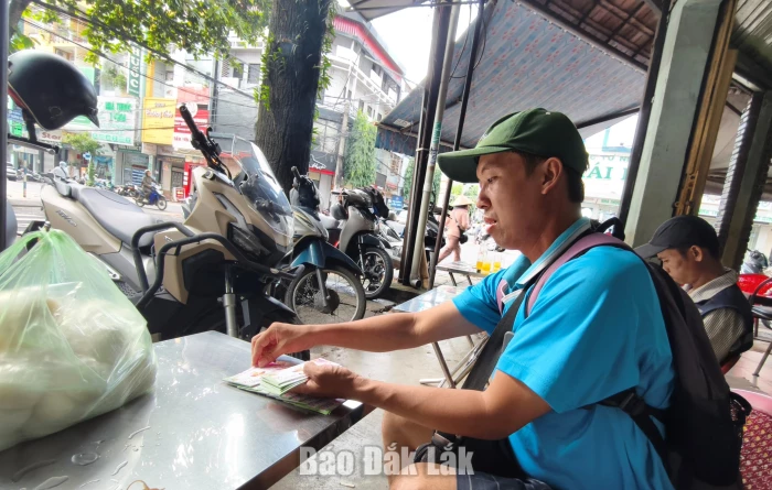 Những phận đời sau xấp vé số