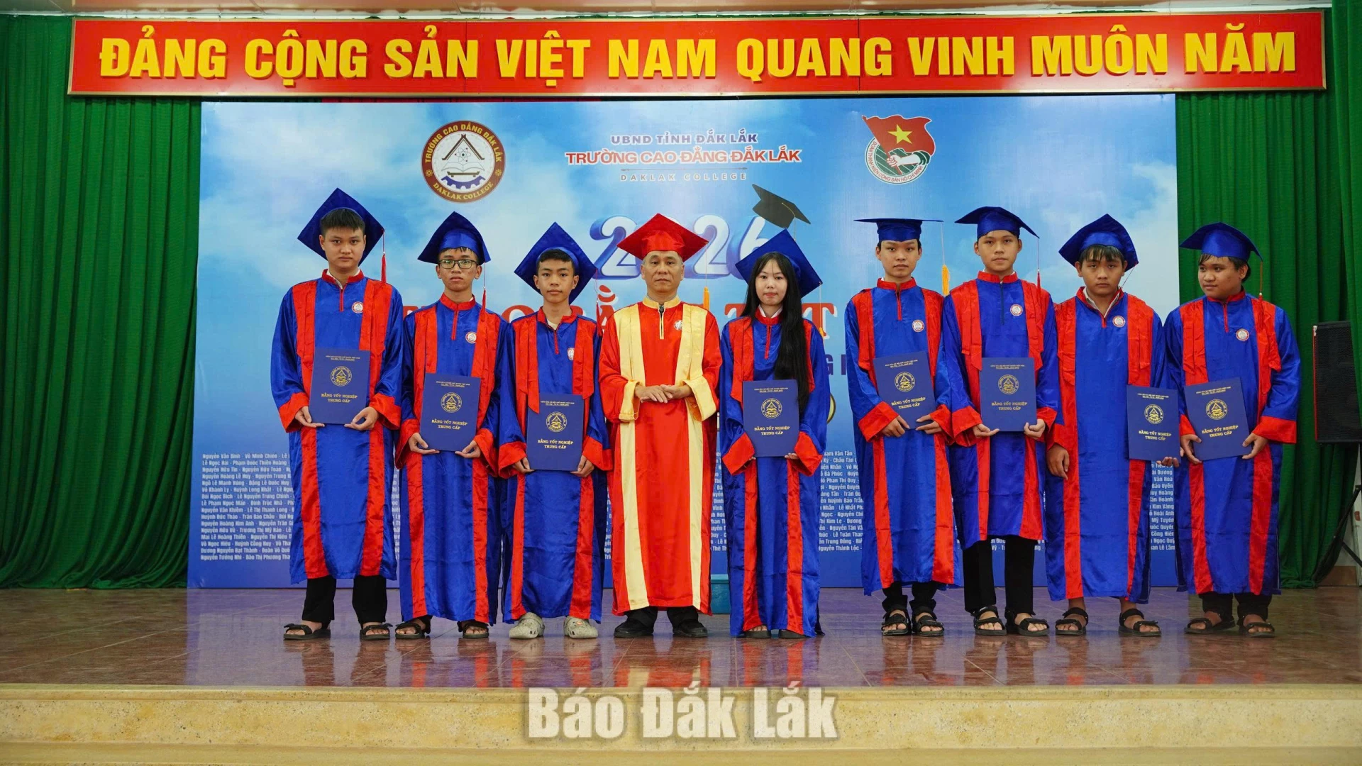 Trao bằng tốt nghiệp cho học sinh khóa học 2024 - 2026.