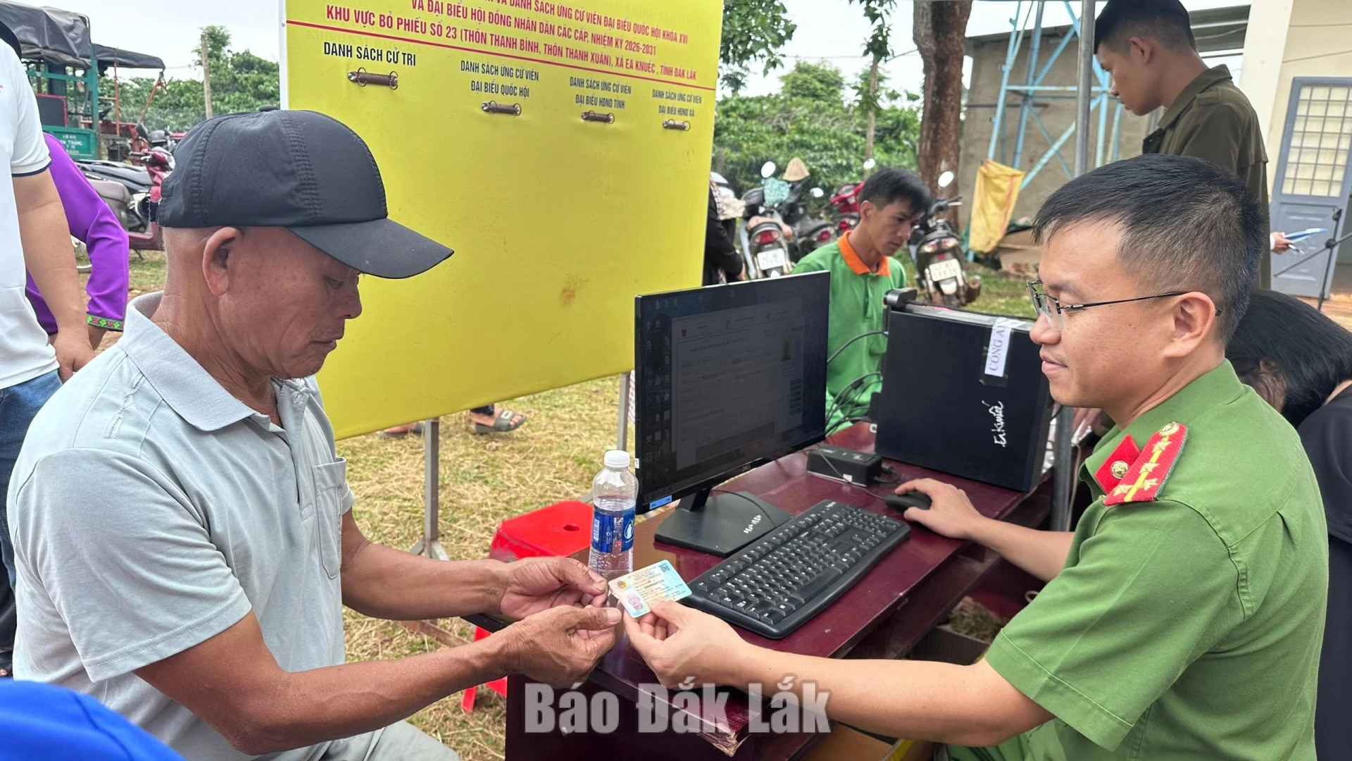 Cán bộ Công an xã hỗ trợ người dân hướng dẫn cài đặt, kích hoạt tài khoản VNeID mức độ 2.